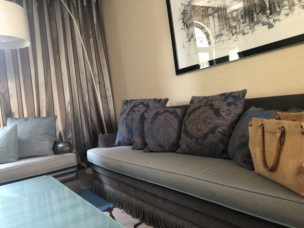 寝室の一角にあるソファー