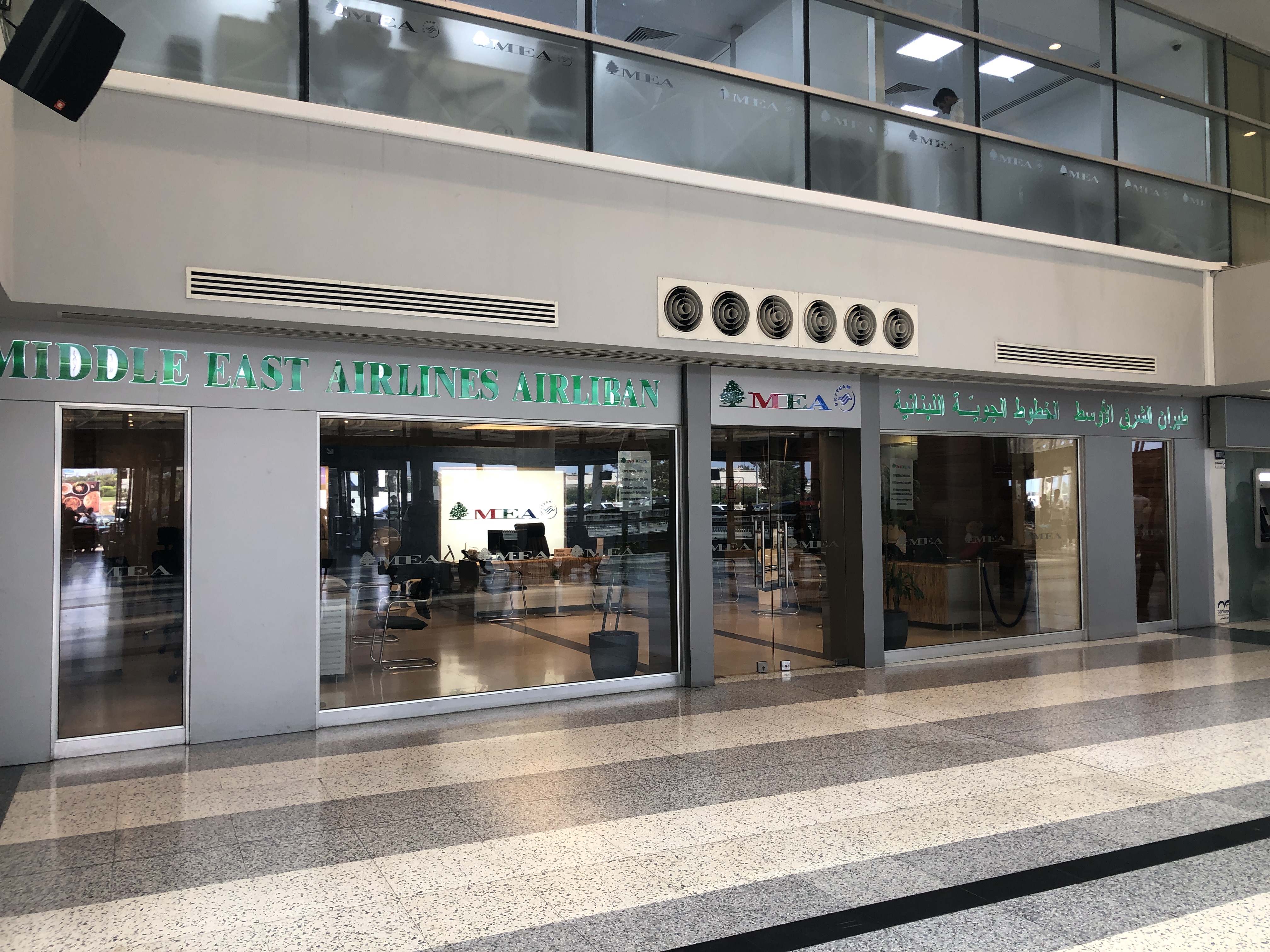 駅のホームに停まっている店の窓
