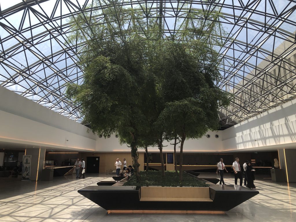 駅のホームにいる列車と時計のある建物