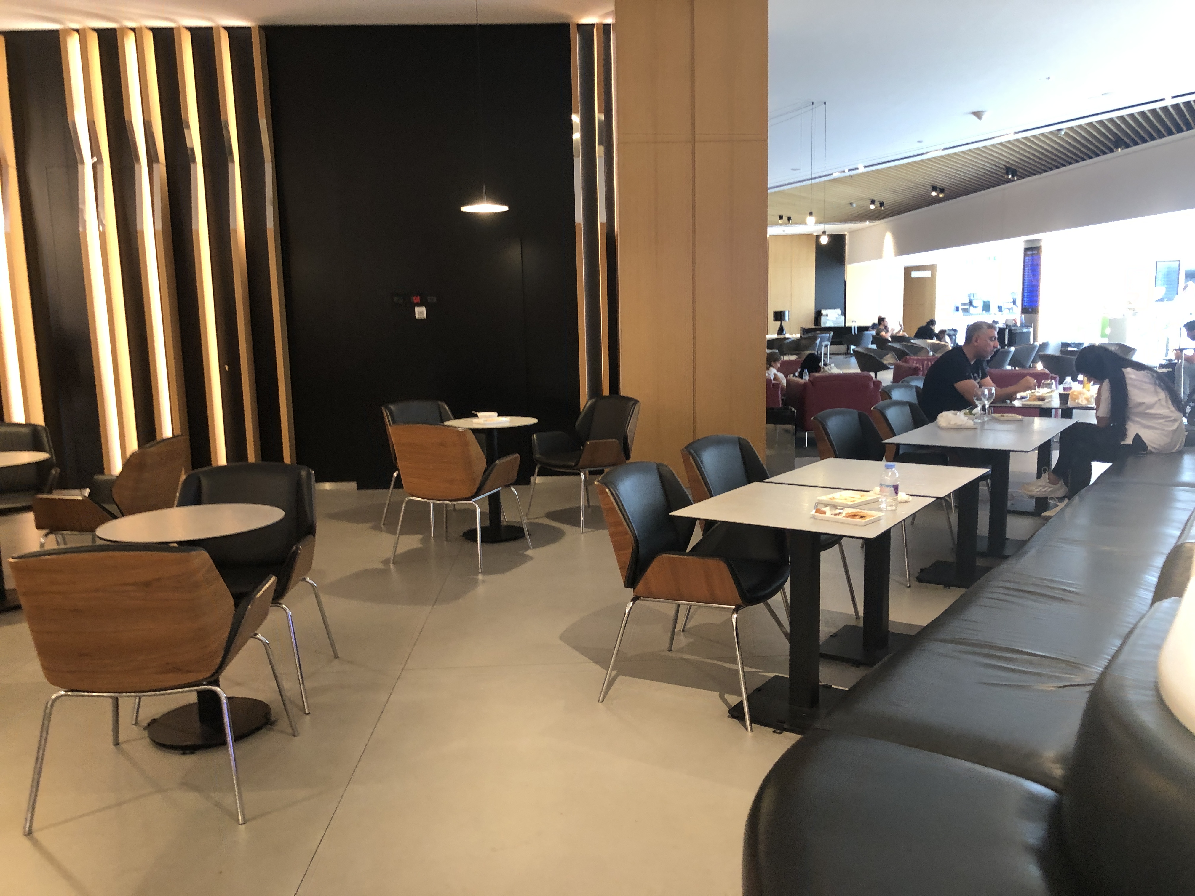 机の上にある沢山の椅子