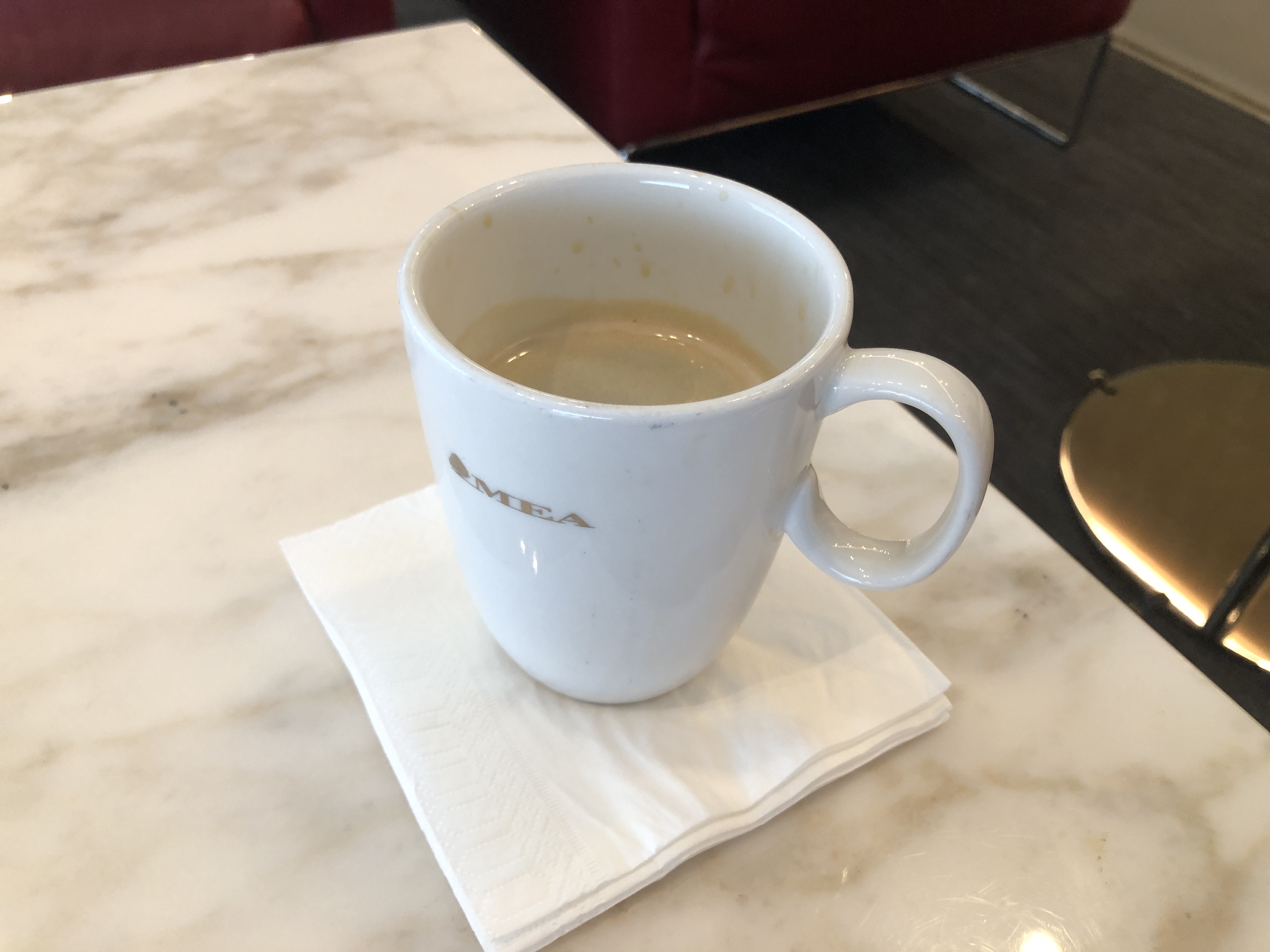 テーブルの上に置かれたコーヒーカップ