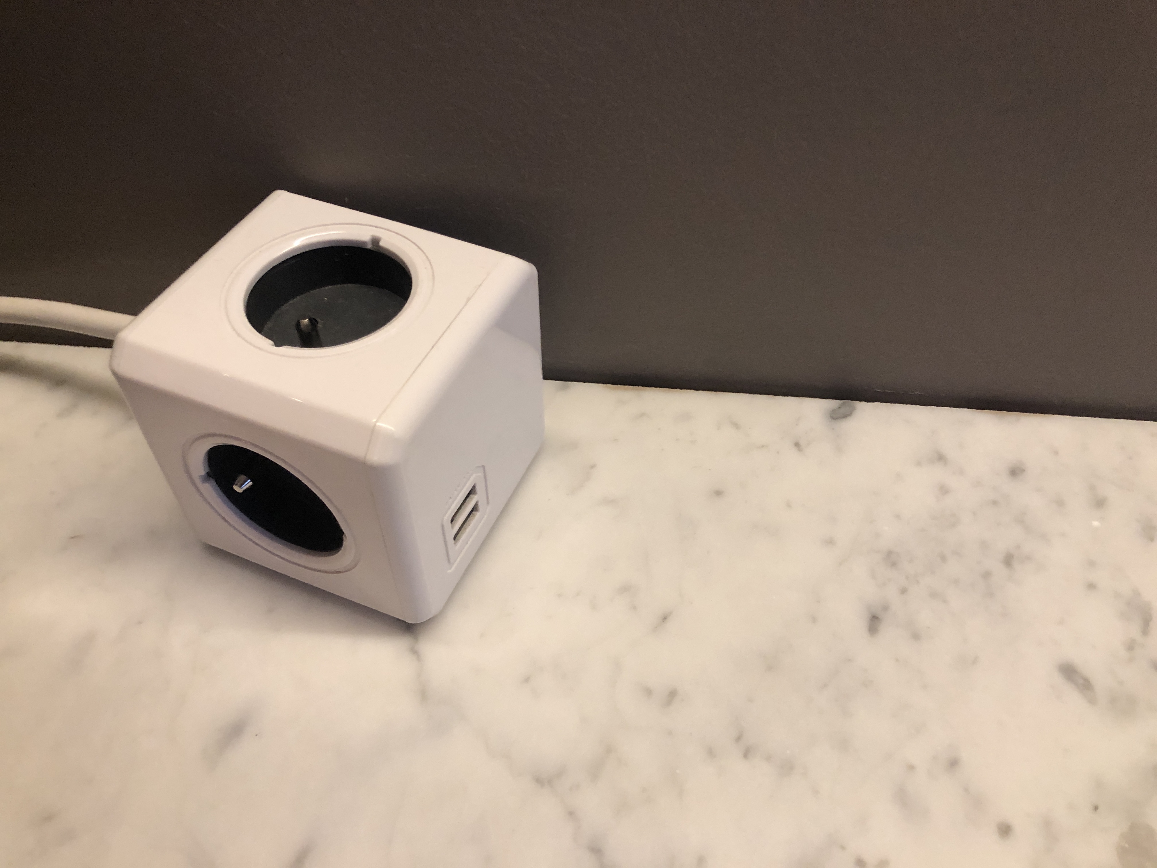 雪の上に置かれた電子レンジ