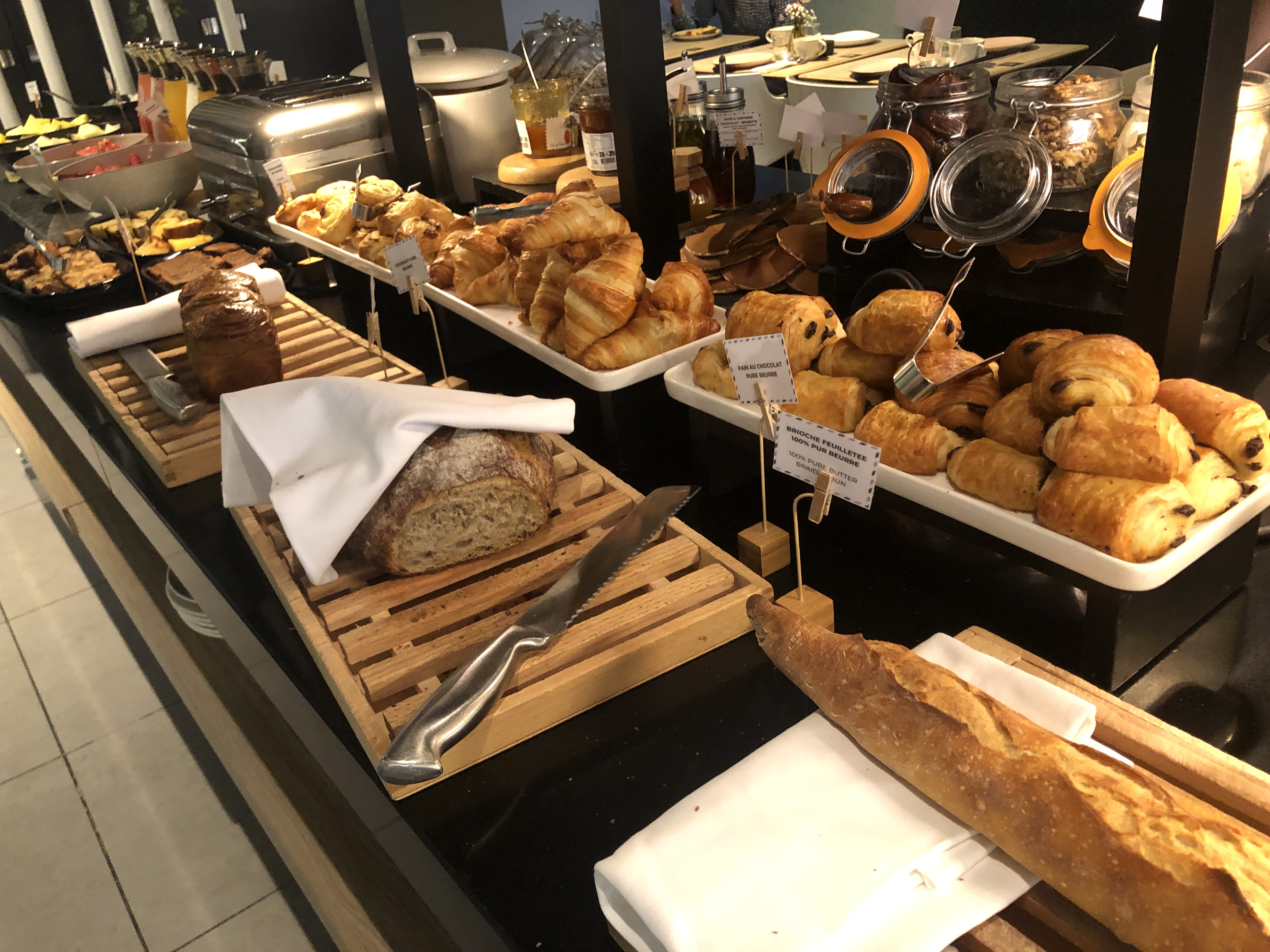 店のカウンターの上に置かれた料理