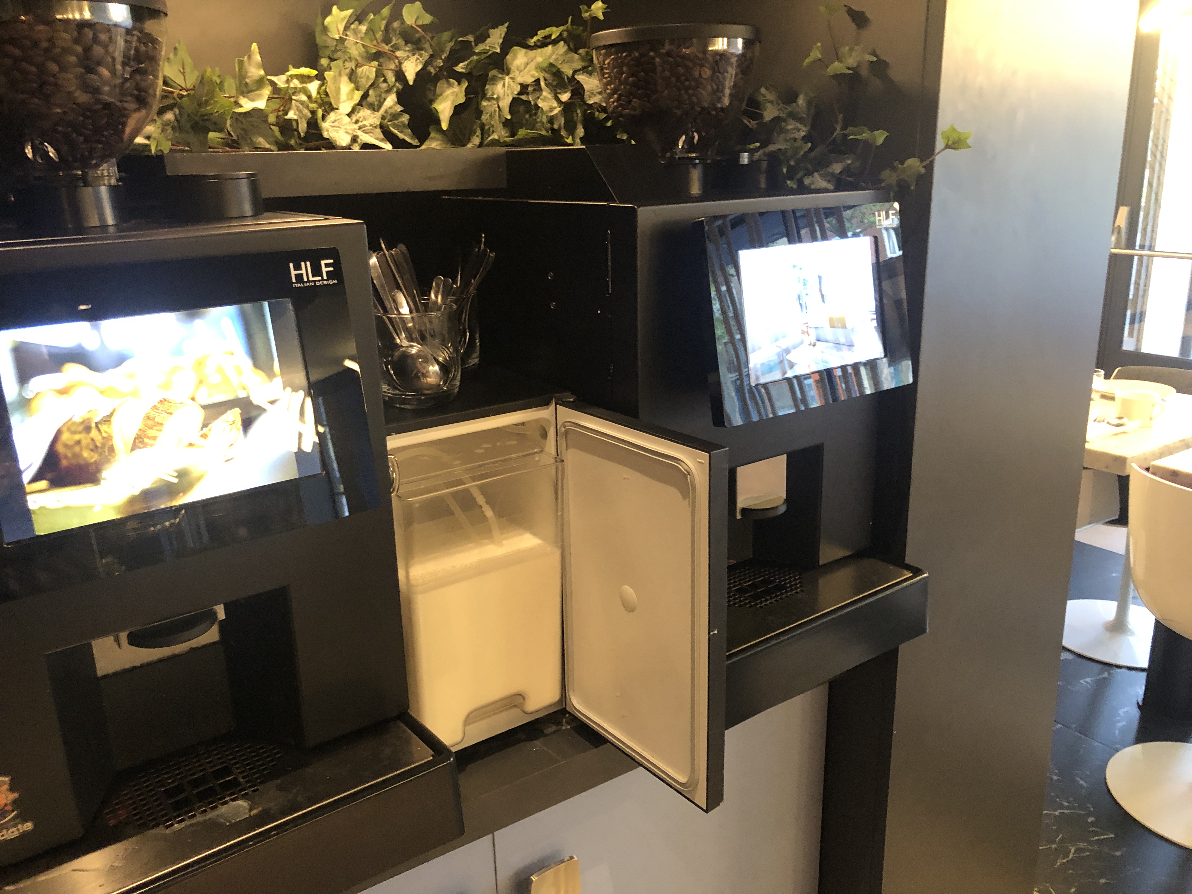 カウンターに置かれたテレビ