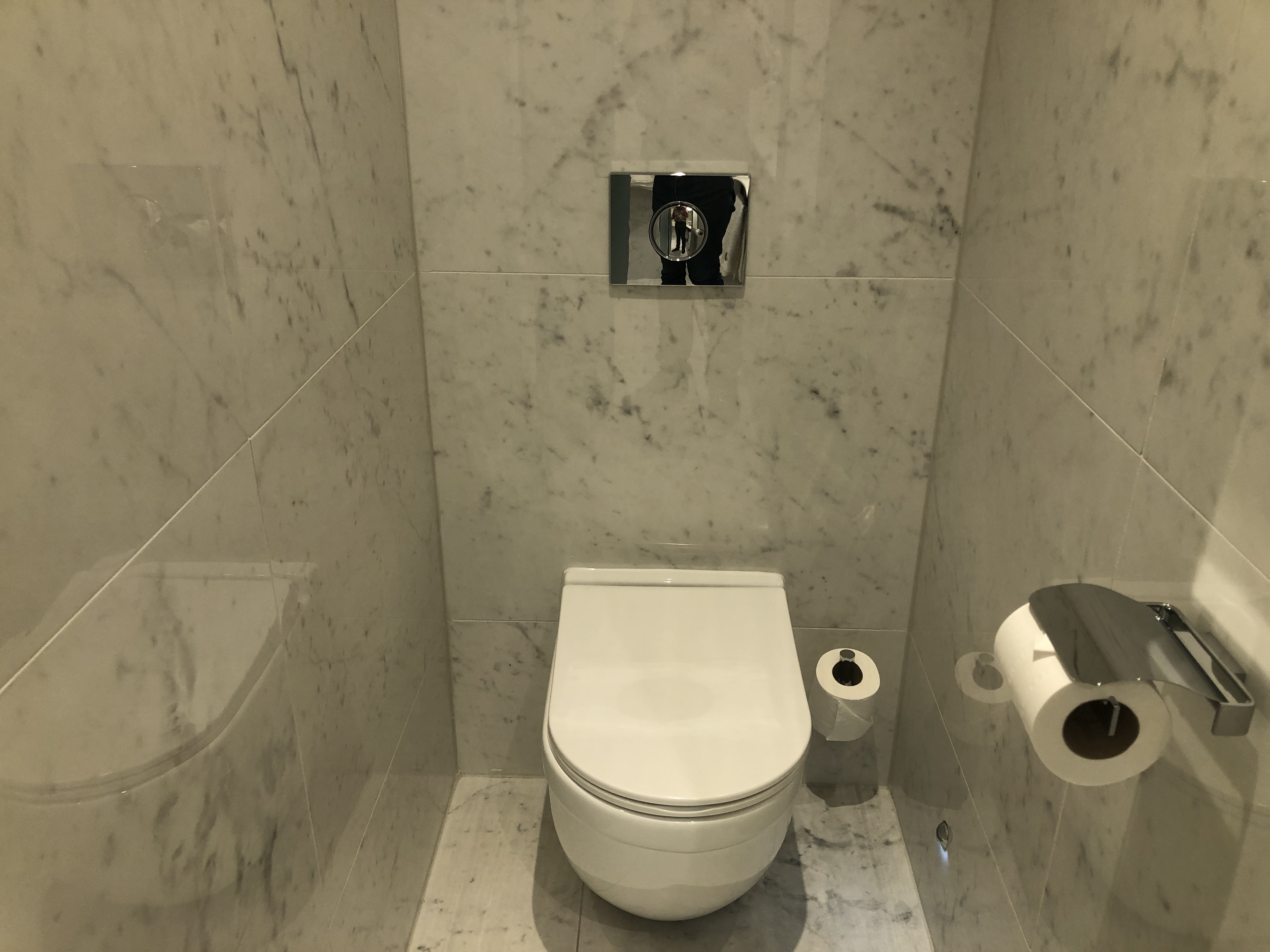 汚いバスルームの一角にある便器