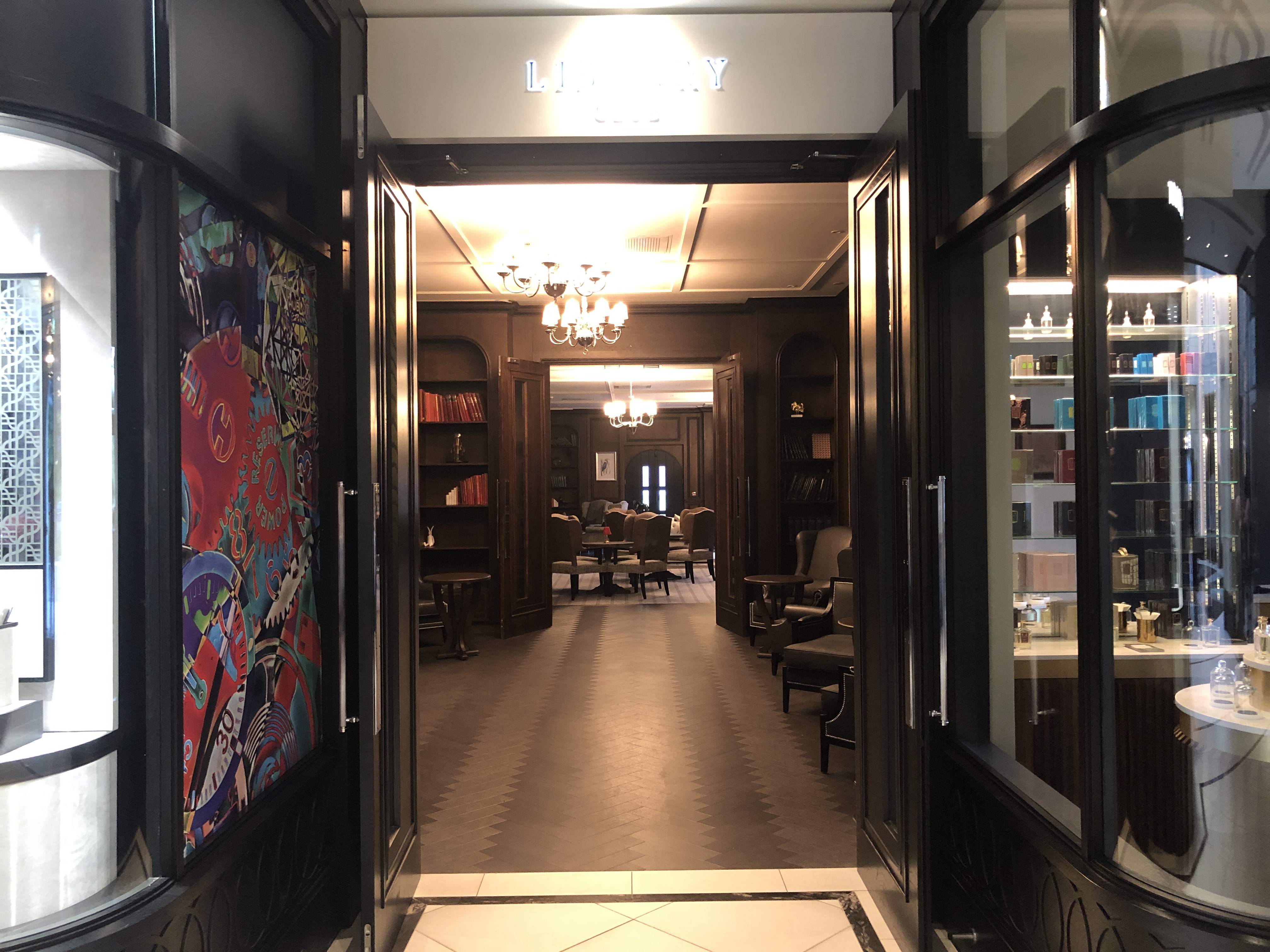 店のドアに貼られたポスター