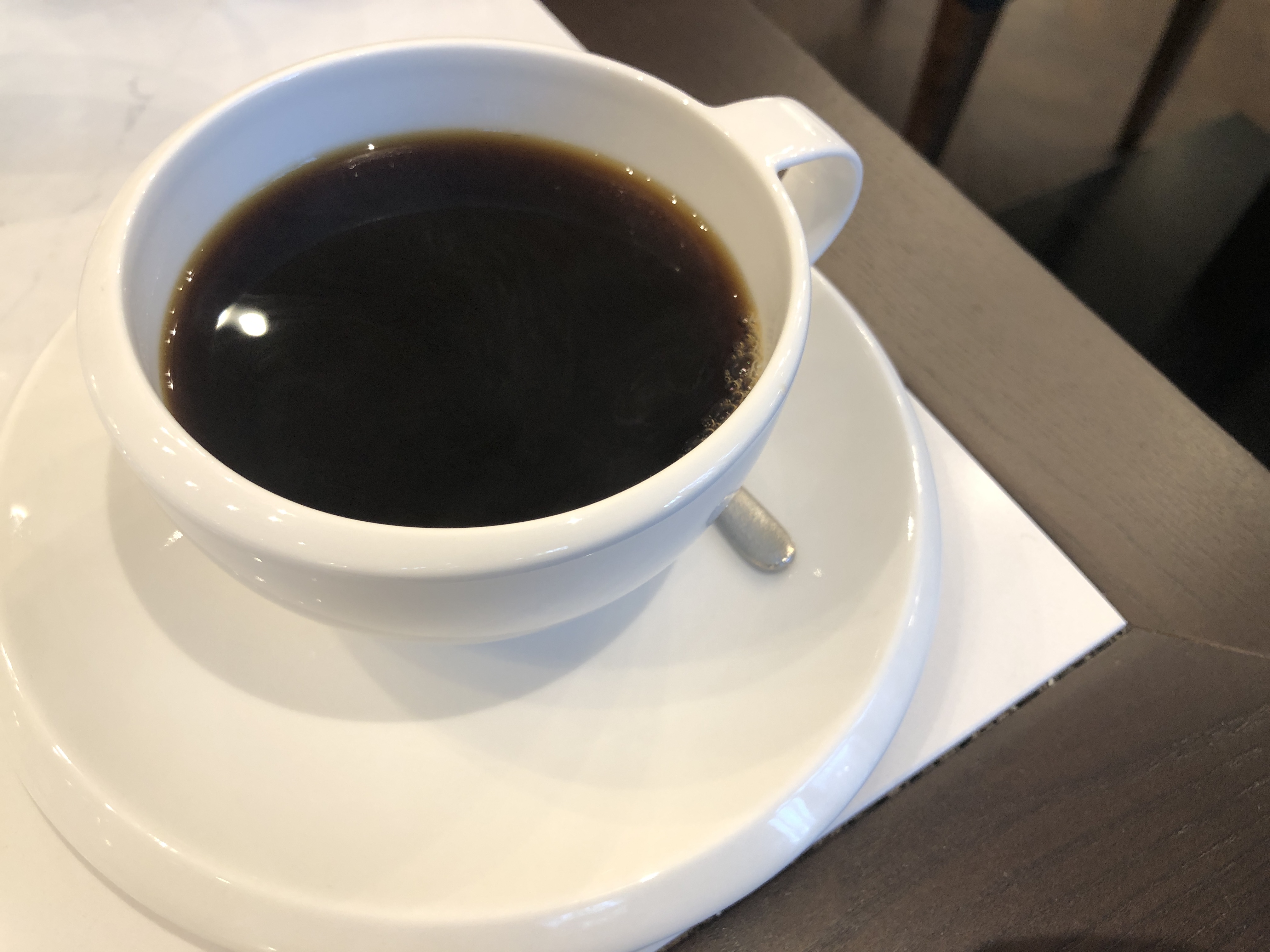 皿の上に置かれたコーヒーカップ
