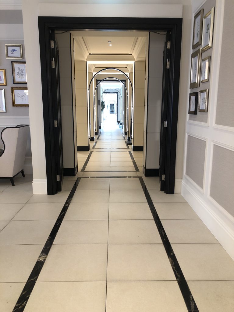 ドアの前に立っている男性の白黒写真