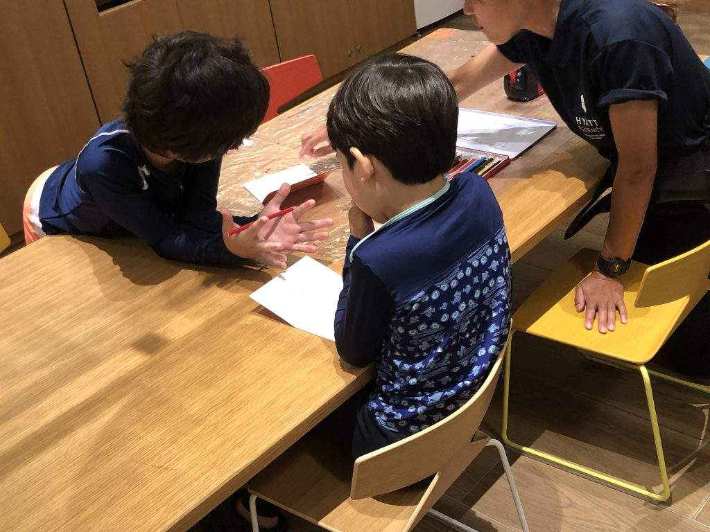 机の上に座っている人たち