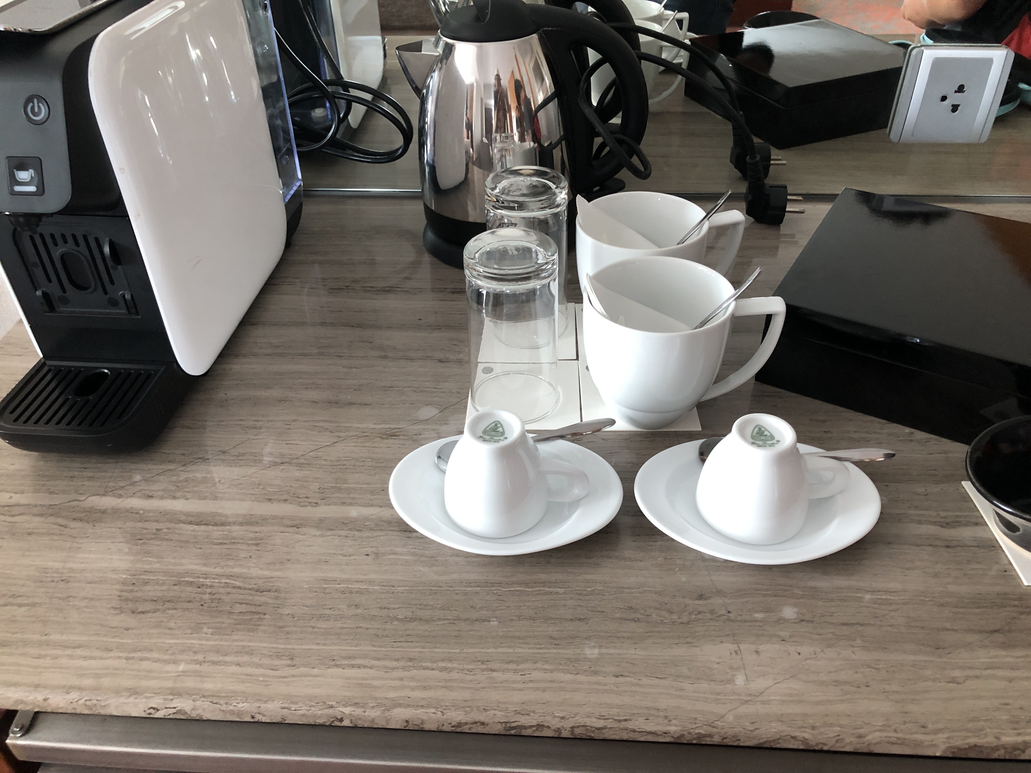 テーブルの上にあるコーヒーメーカー
