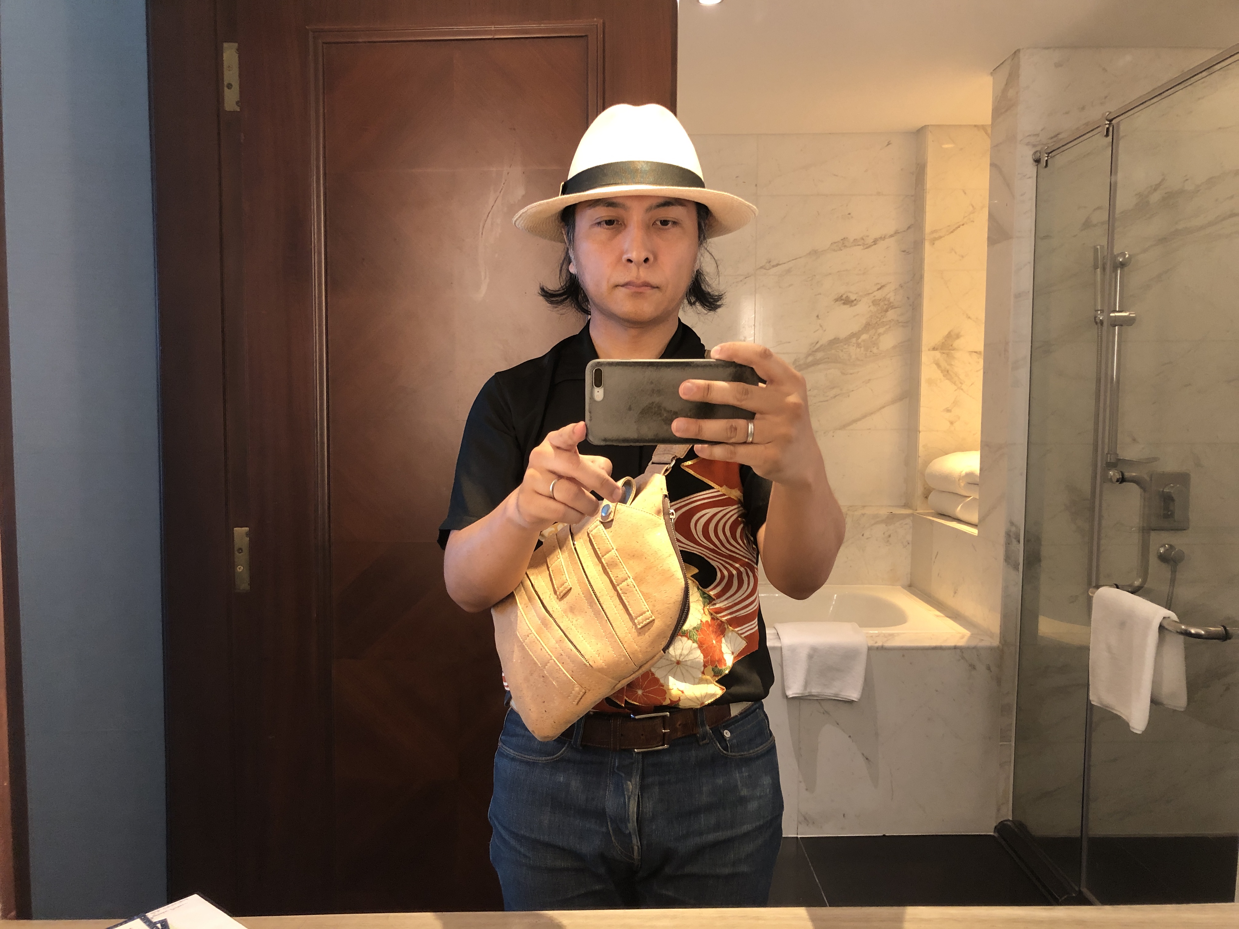 サンドイッチを持っている女性