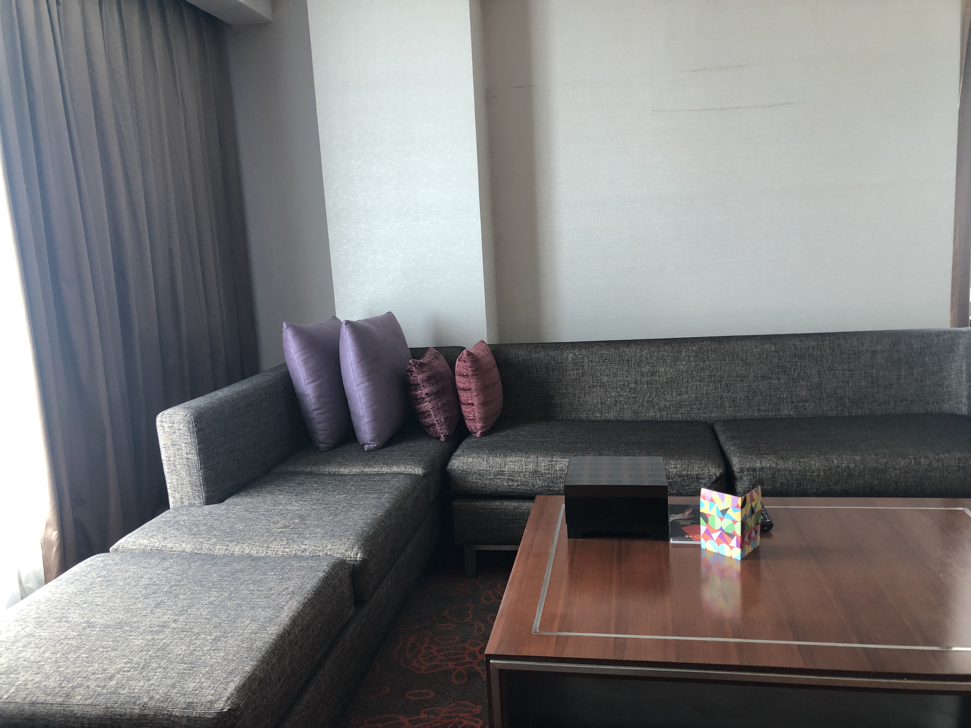 部屋の隅に置かれたソファー
