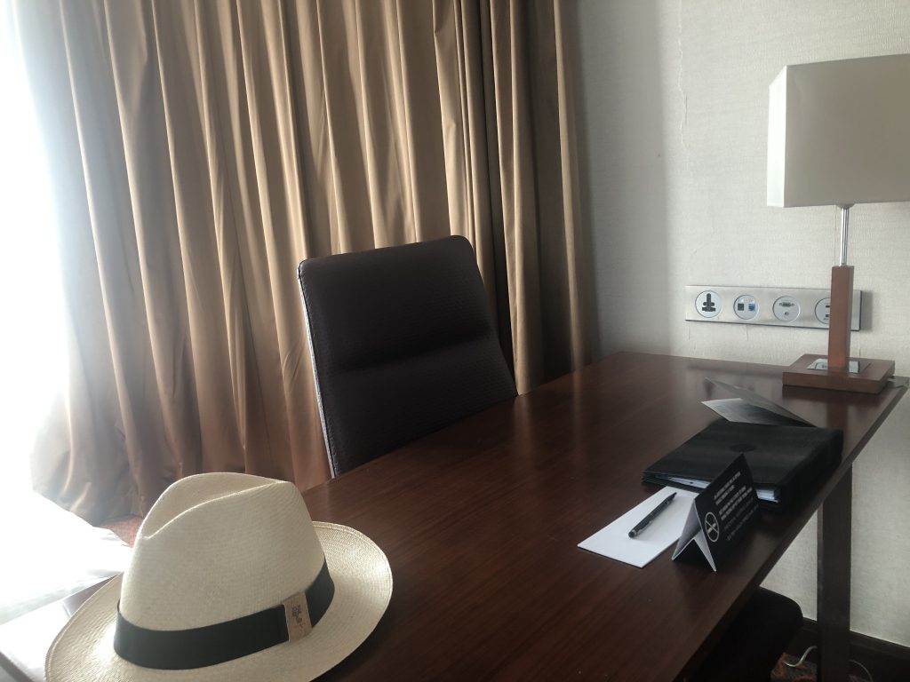 カーテンの前にある椅子とテーブル