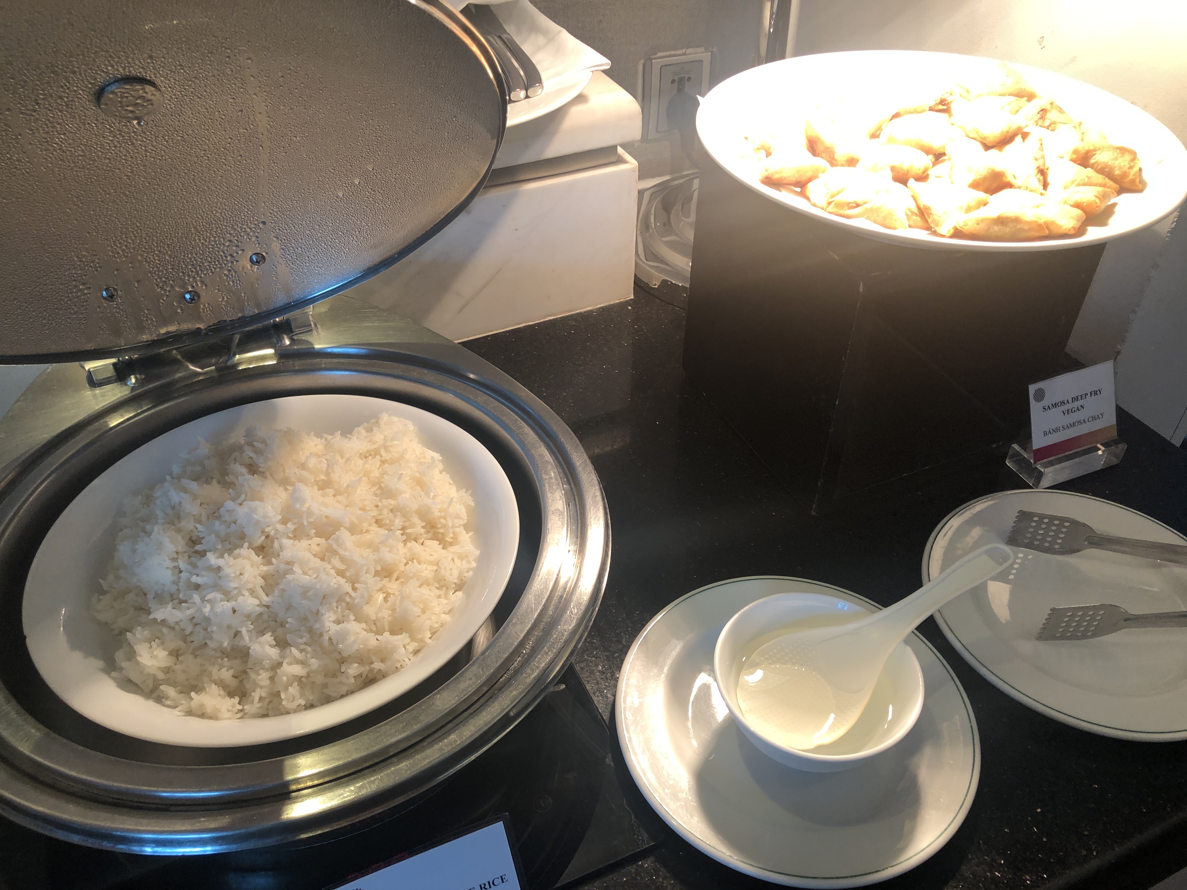 皿の上のカップに入った飲み物