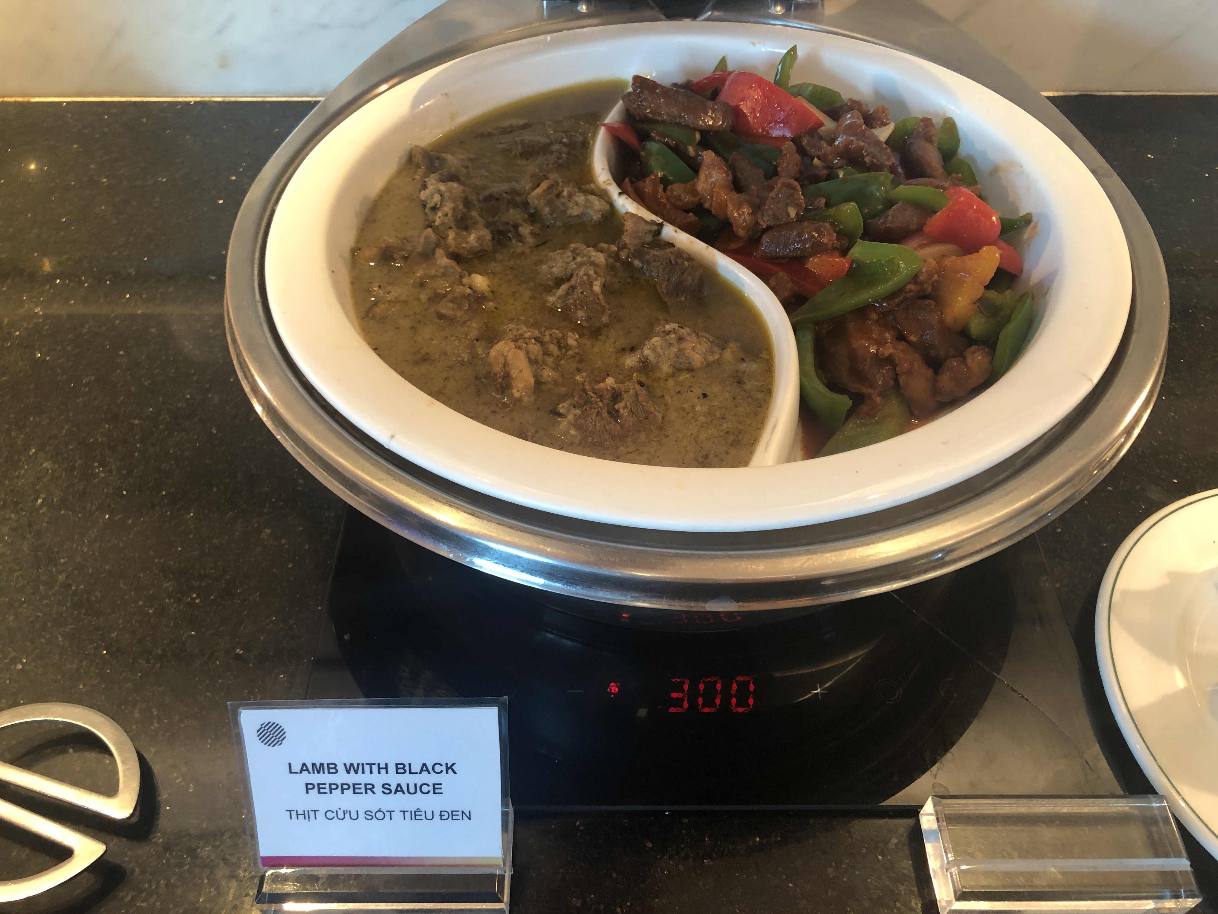皿の上にあるスープ