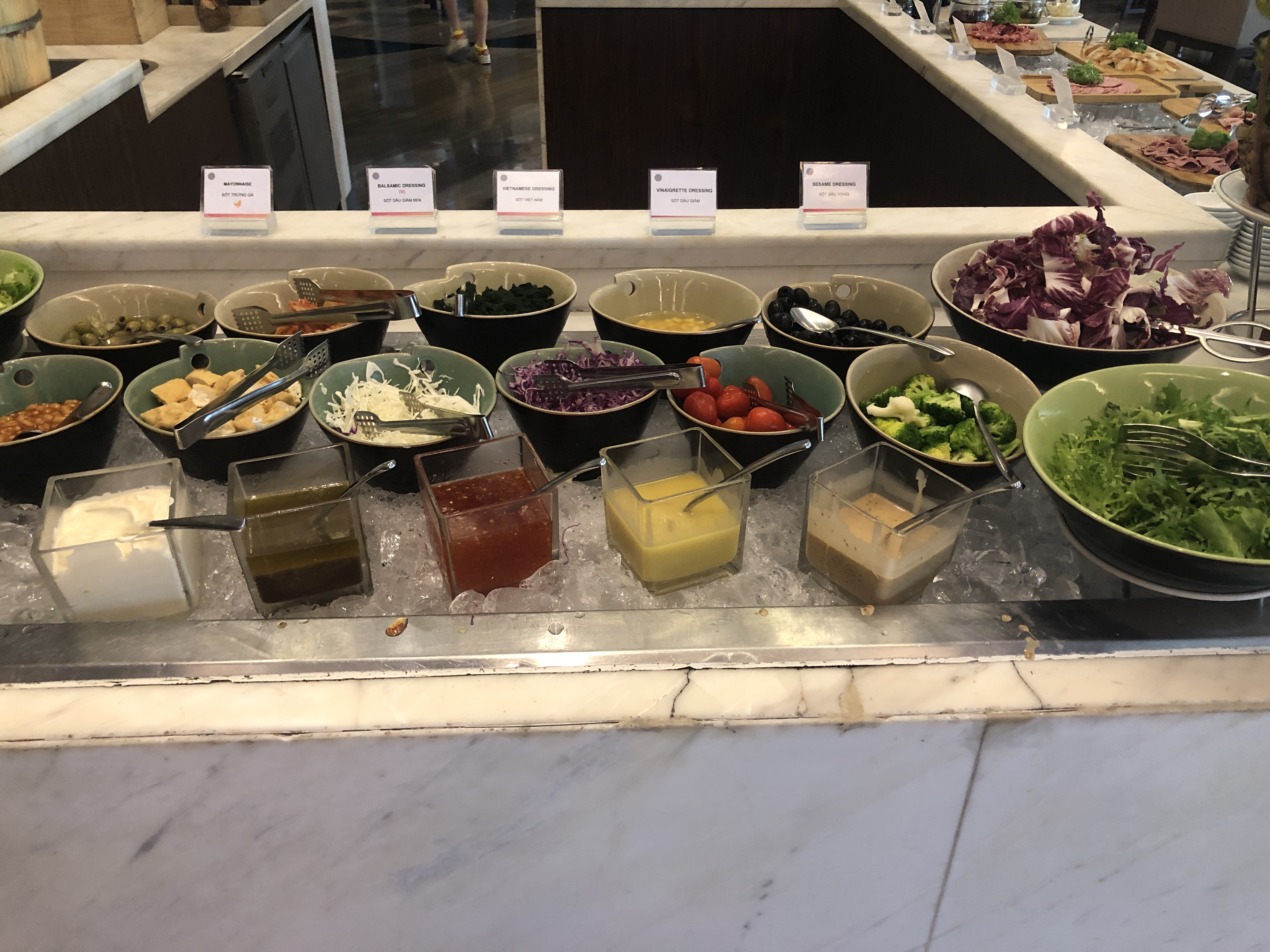 カウンターの上にある数種類の食べ物