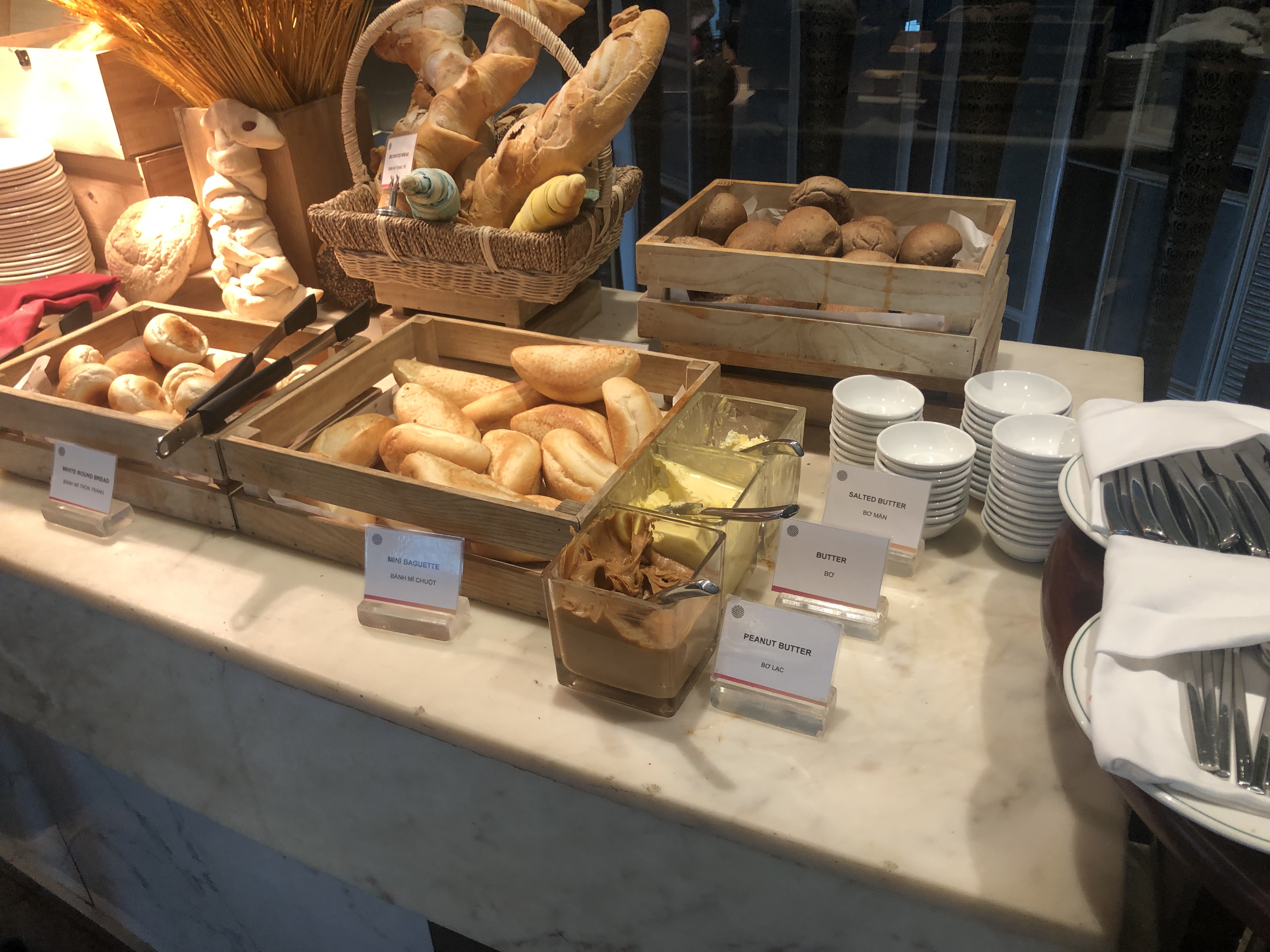 店の上にある数種類のドーナツ