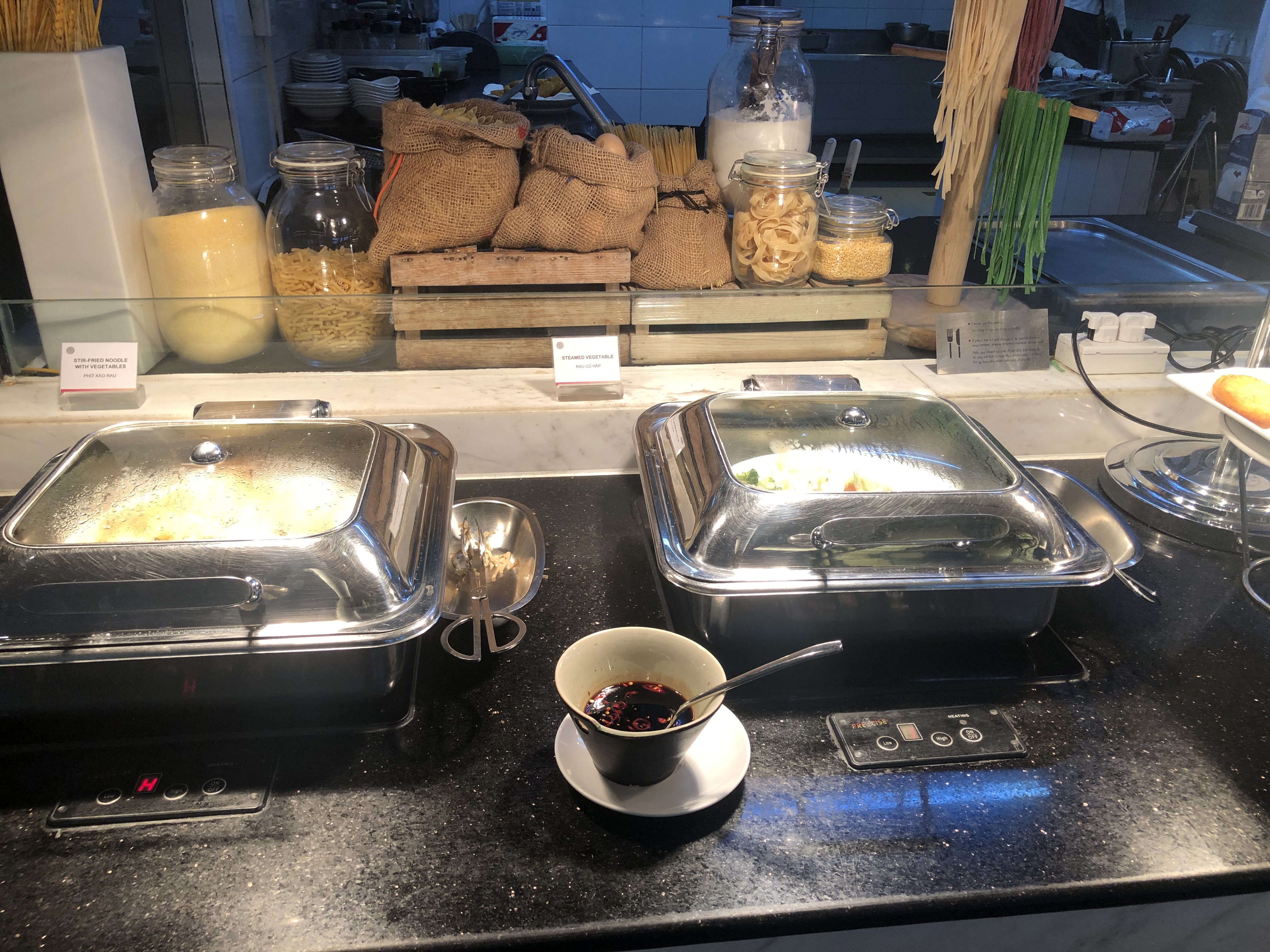 車の中で料理をしている