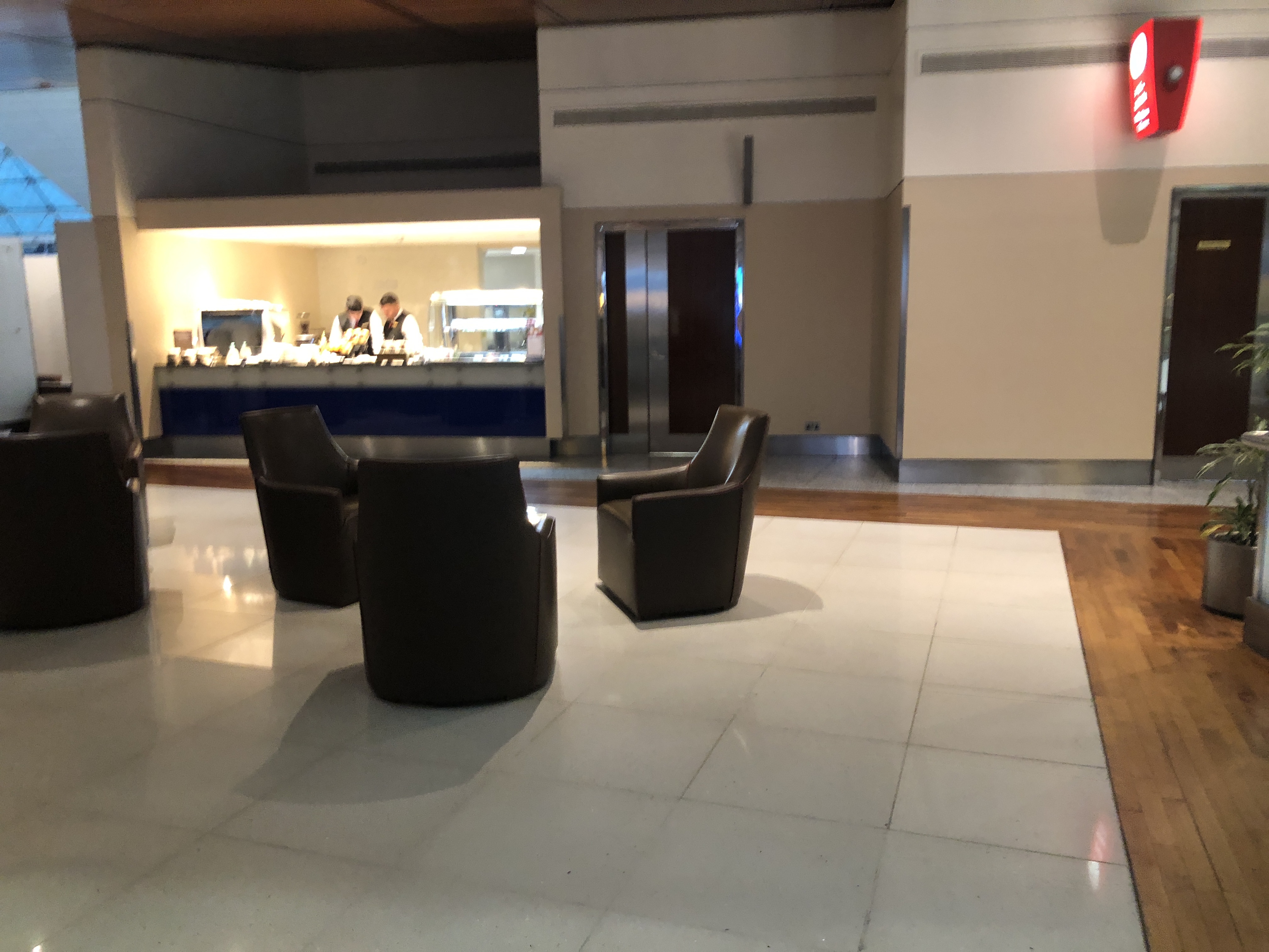 カウンターに置かれたテレビ