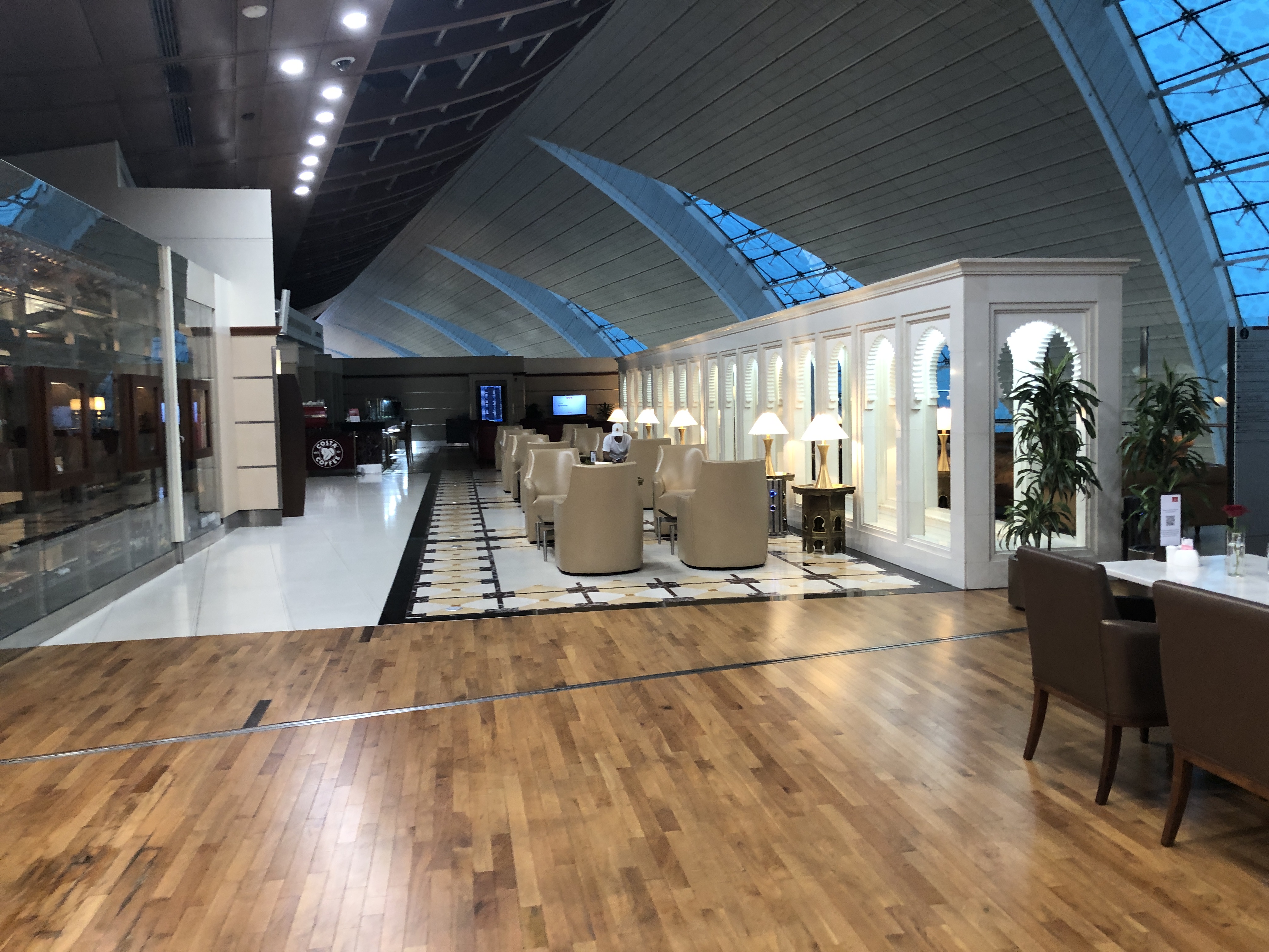 駅の天井からぶら下がっている