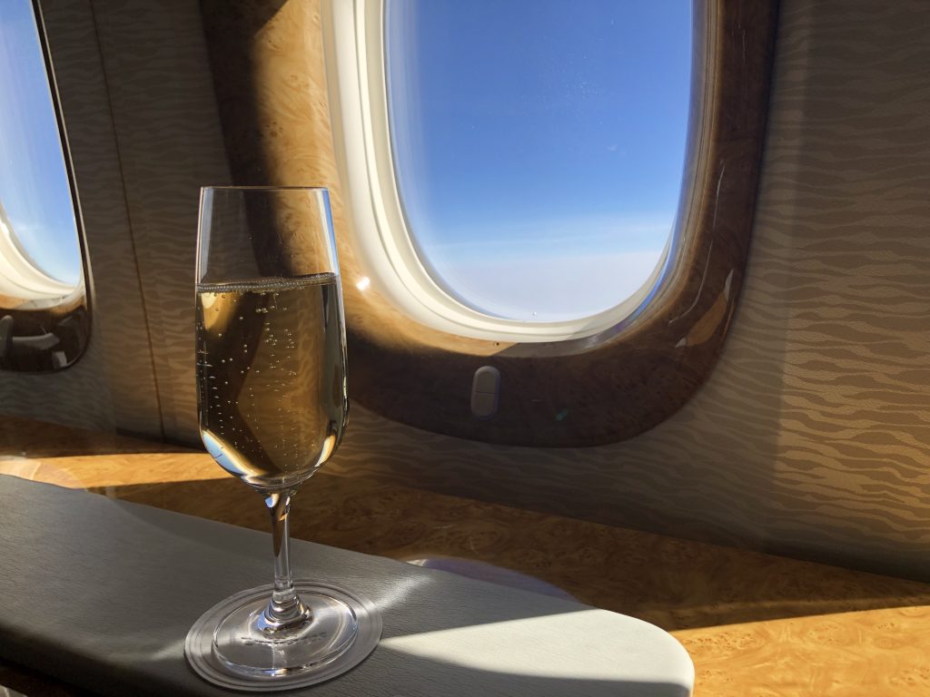 テーブルの上のワイングラス