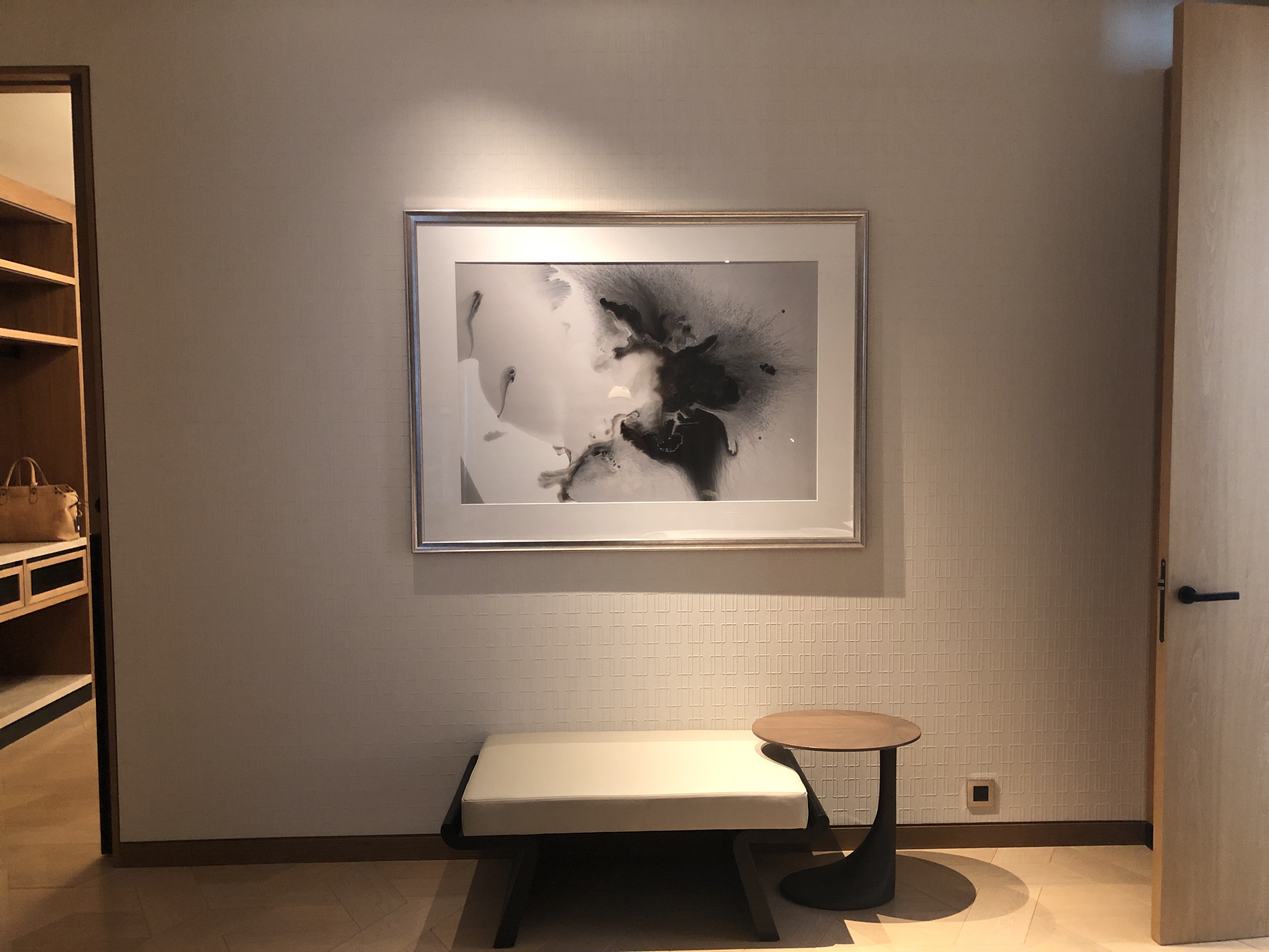 部屋の隅に置かれた絵画