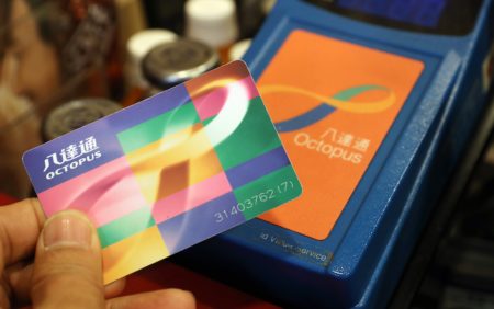 香港のMTR改札がオクトパスカードだけでなくクレジットカードも使えるようになります
