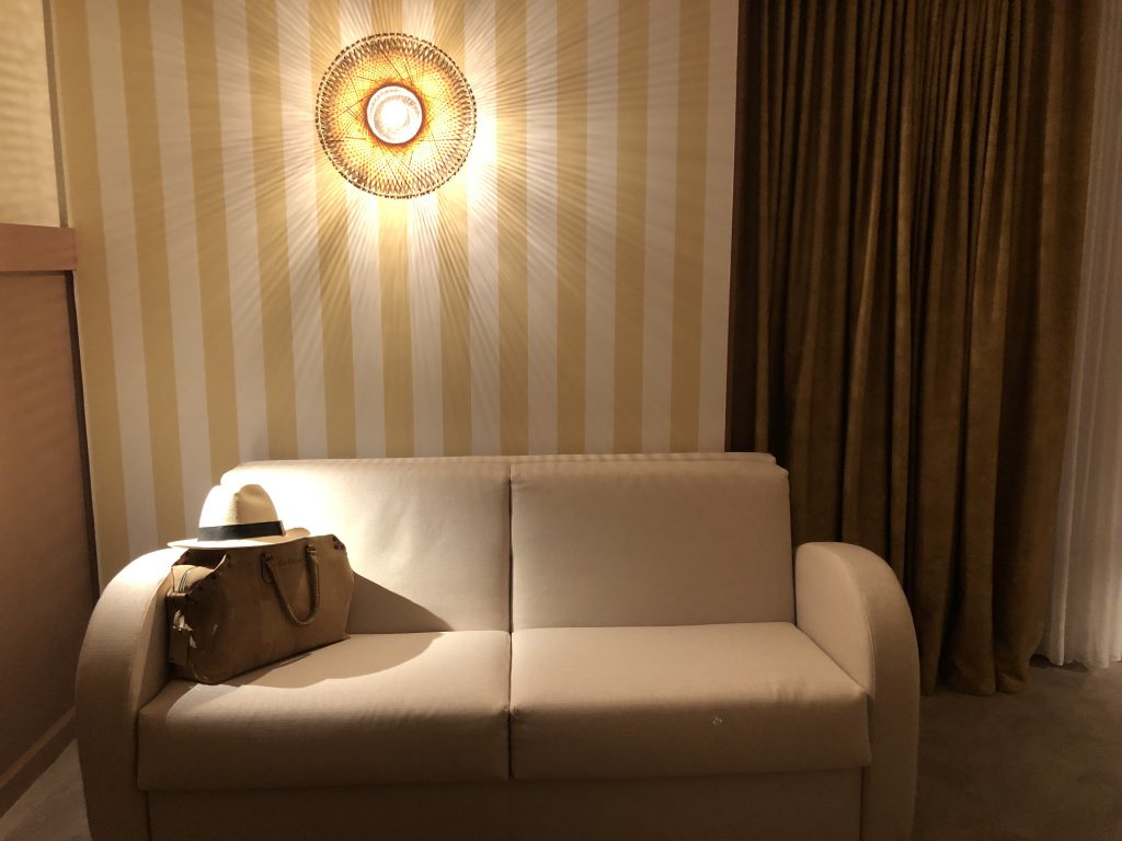 カーテンのある部屋