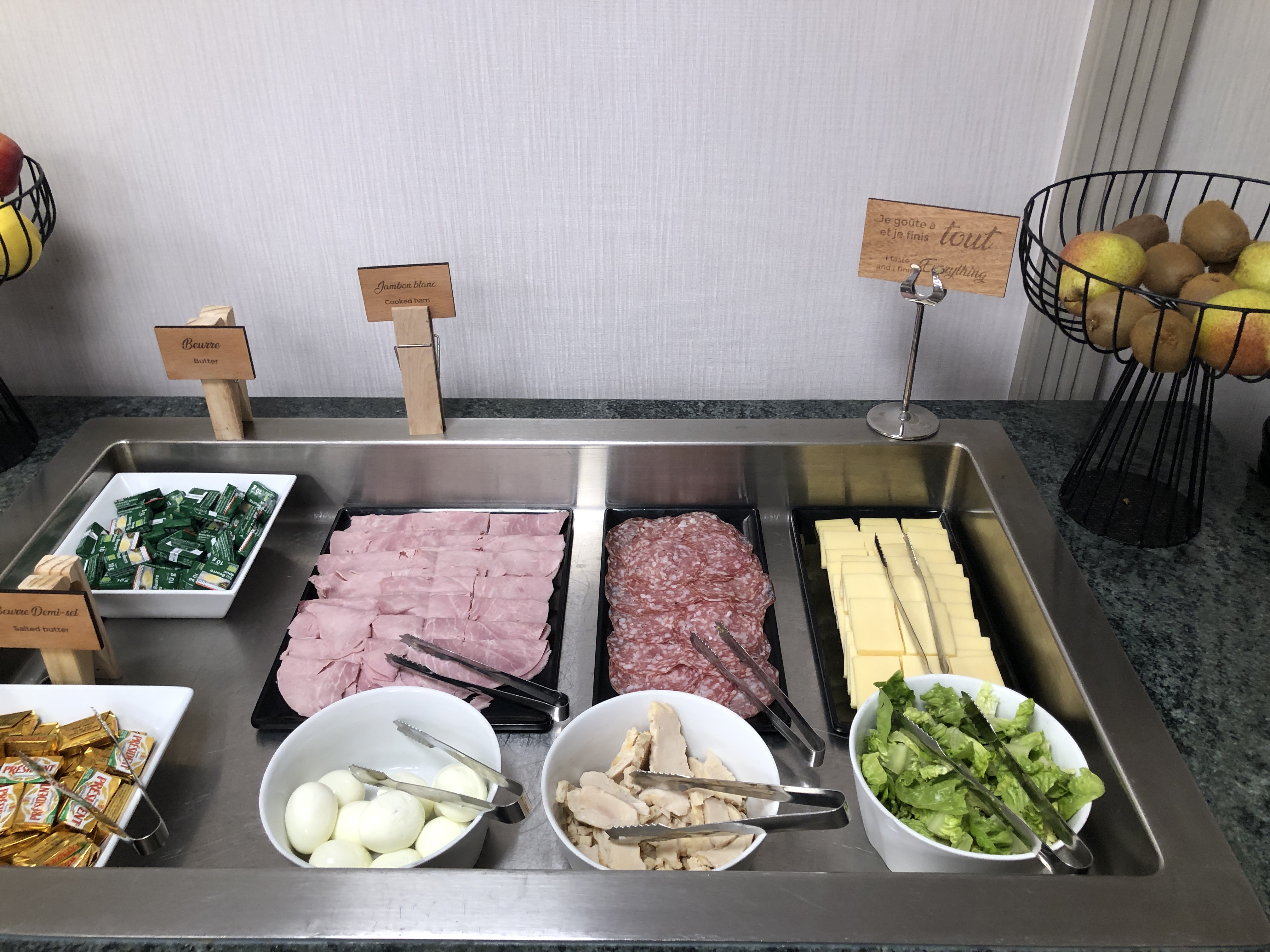 テーブルの上にある数種類のフルーツと野菜