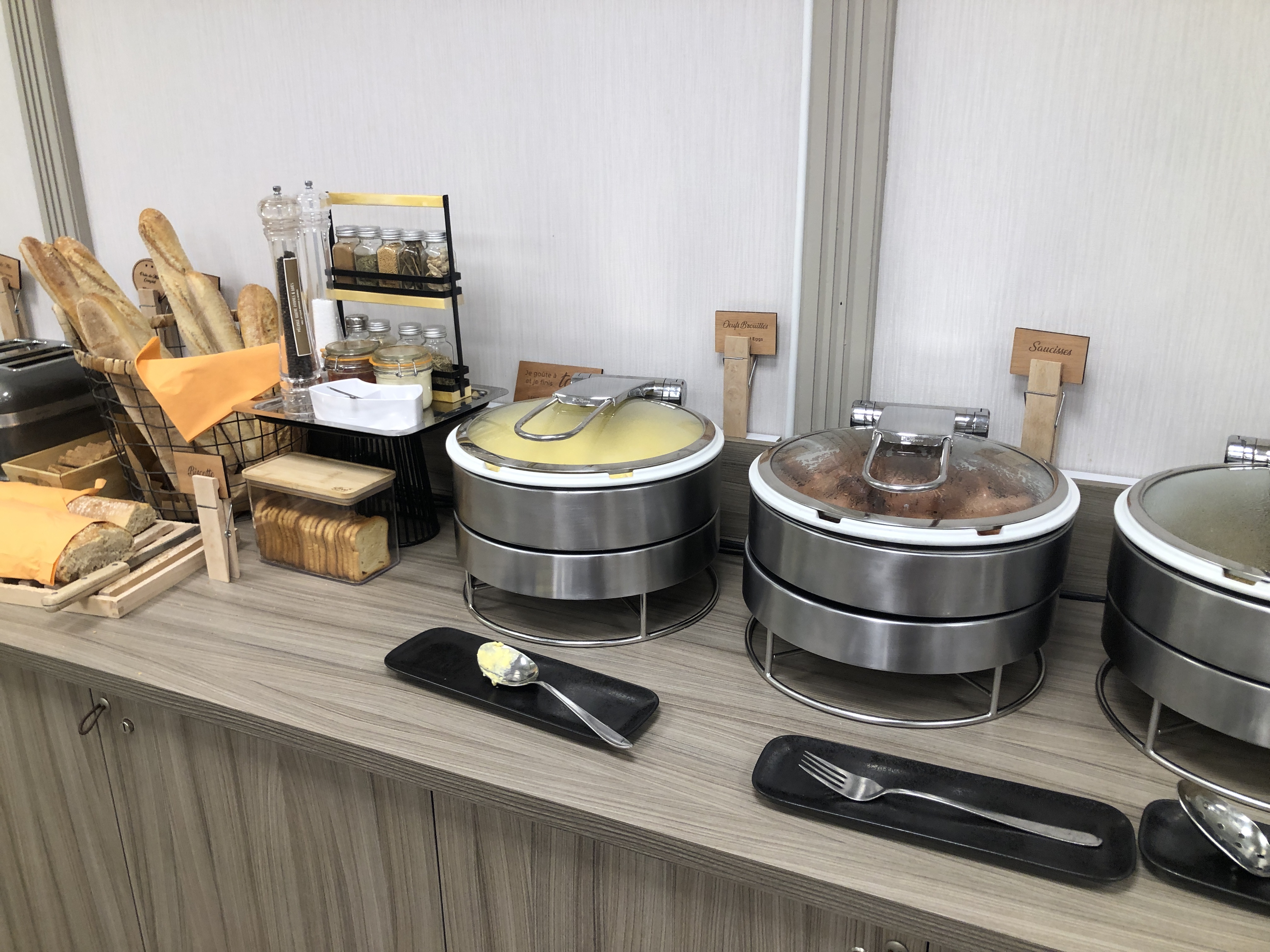 木製テーブルの上に置かれた椅子