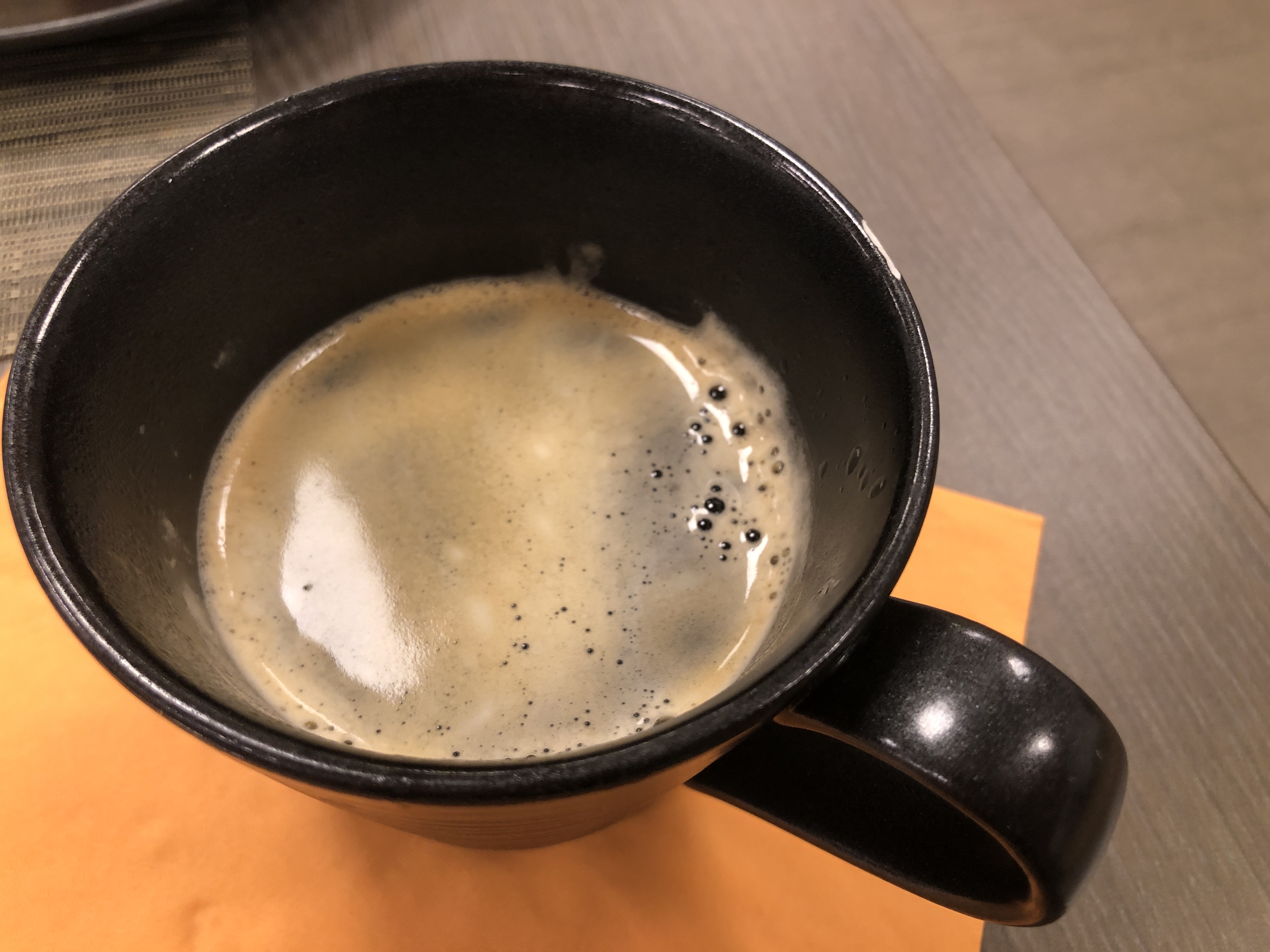 フライパンの中のコーヒー