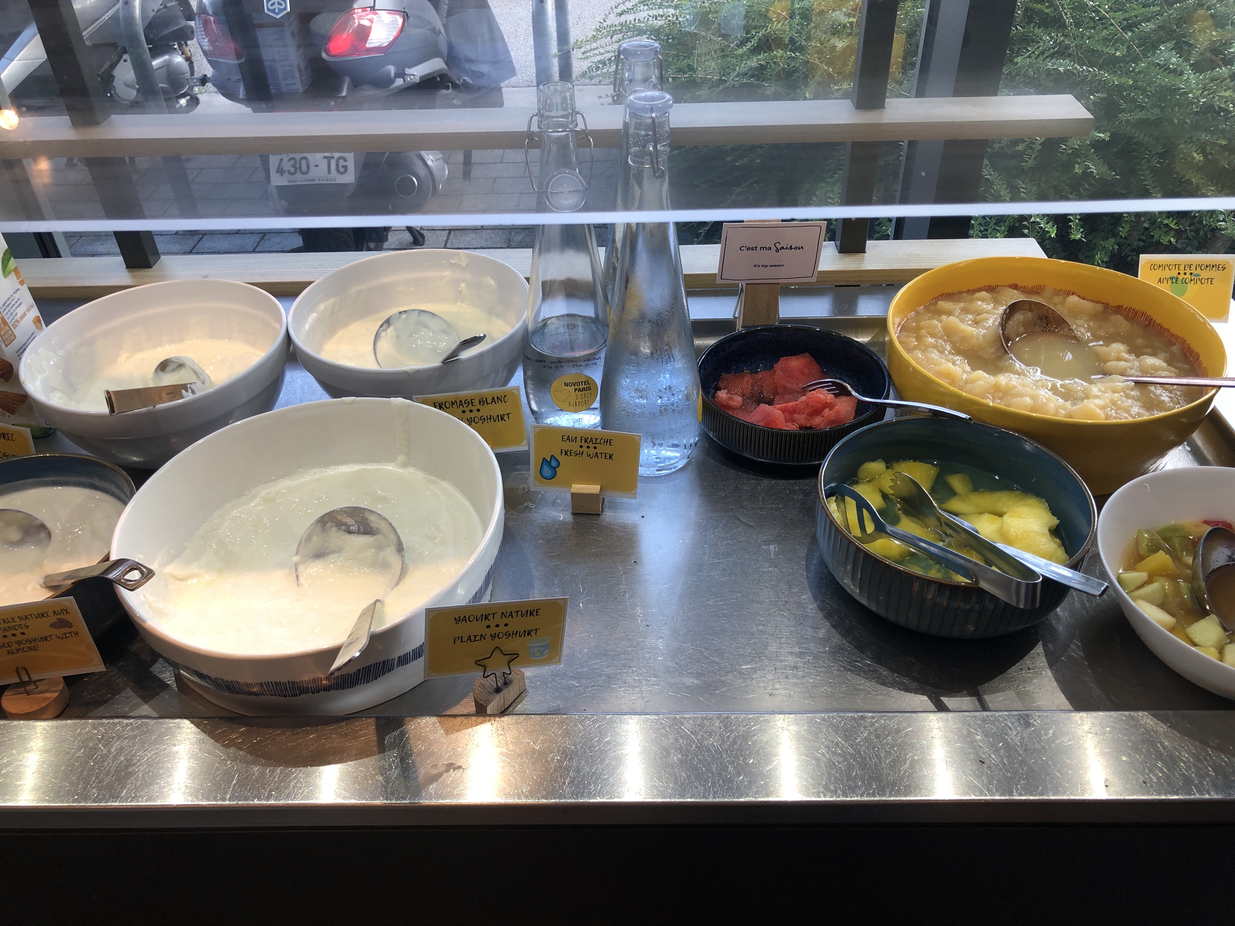 カウンターの上にある料理