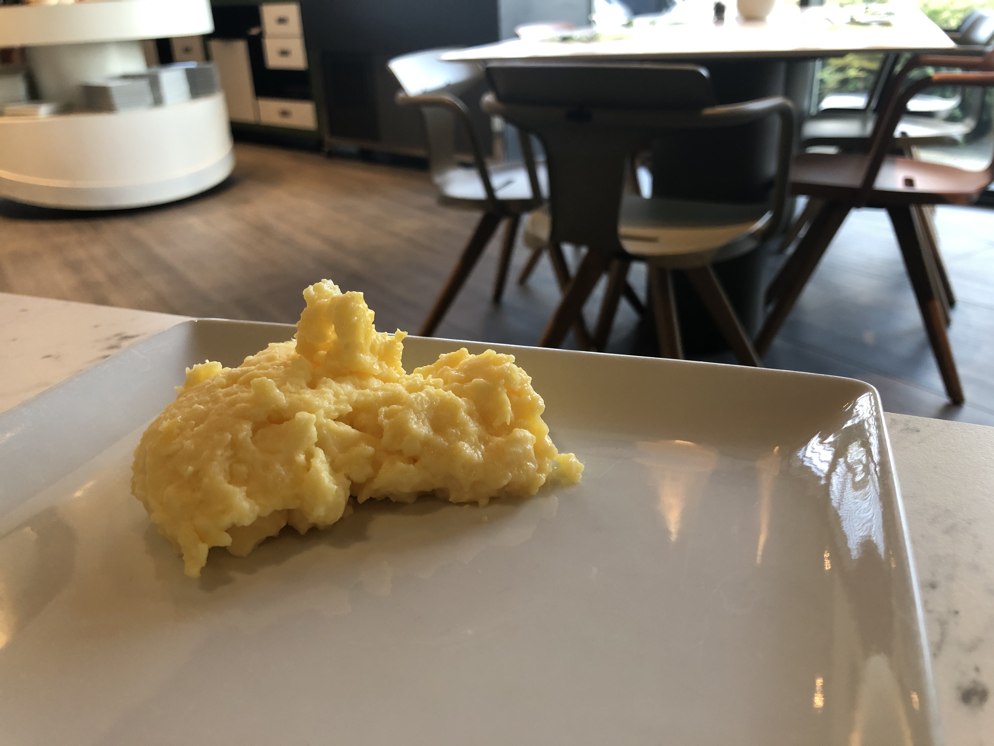 テーブルの上の皿にのった朝食