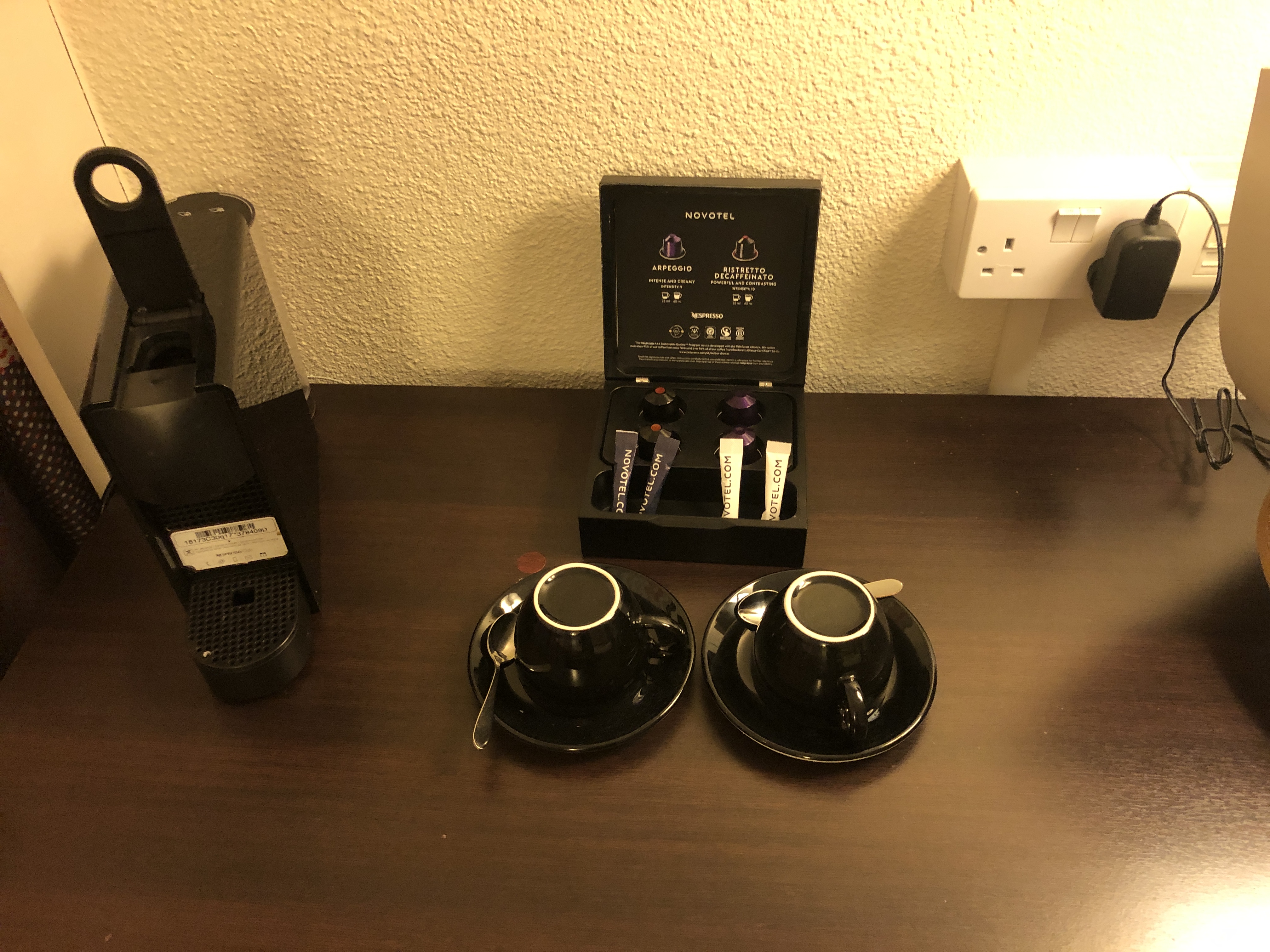 机の上に置かれたコーヒーメーカー