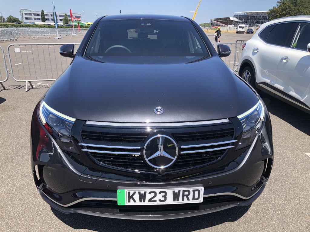 駐車場に停まっている車