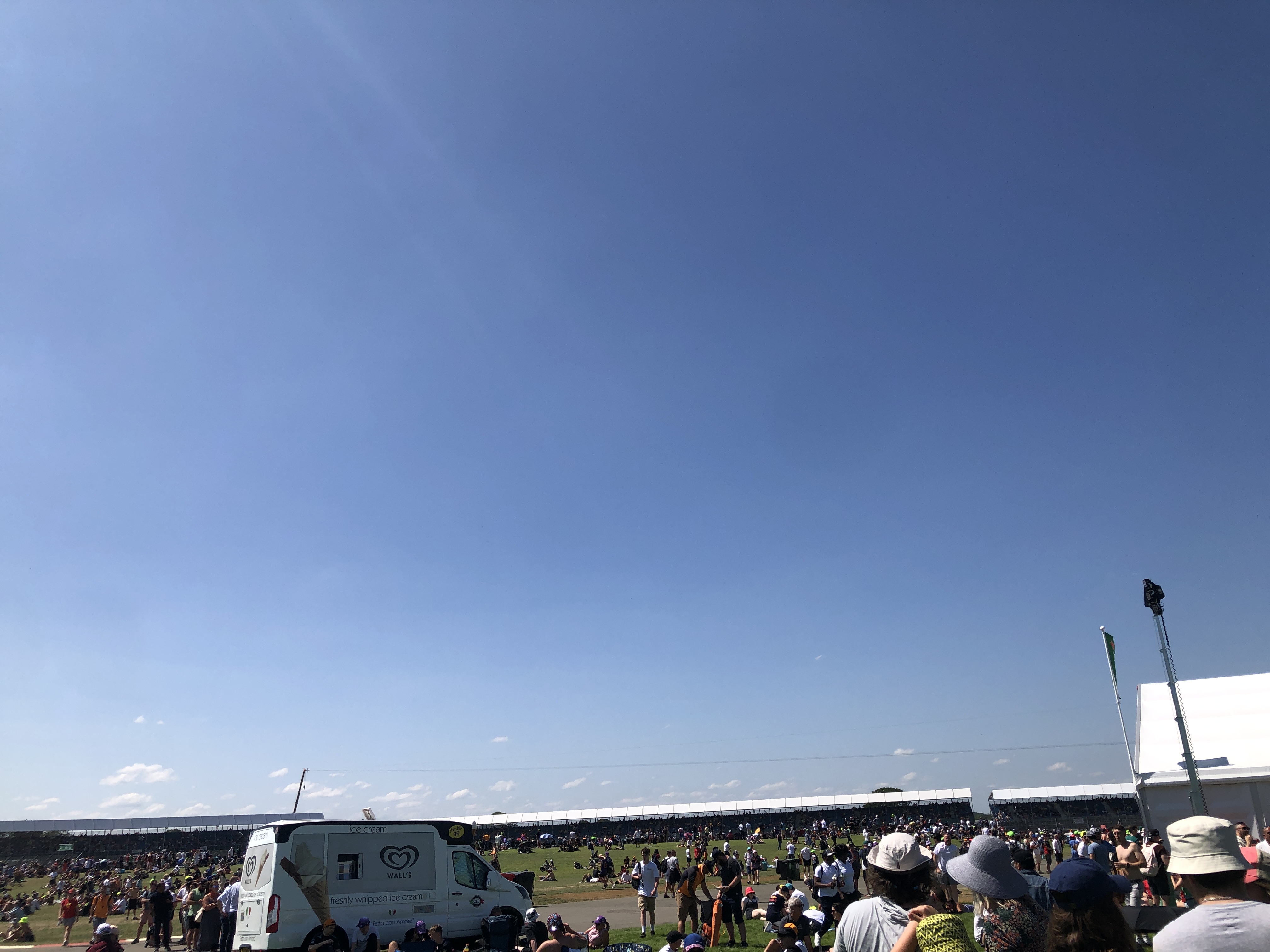 凧あげしている人たち