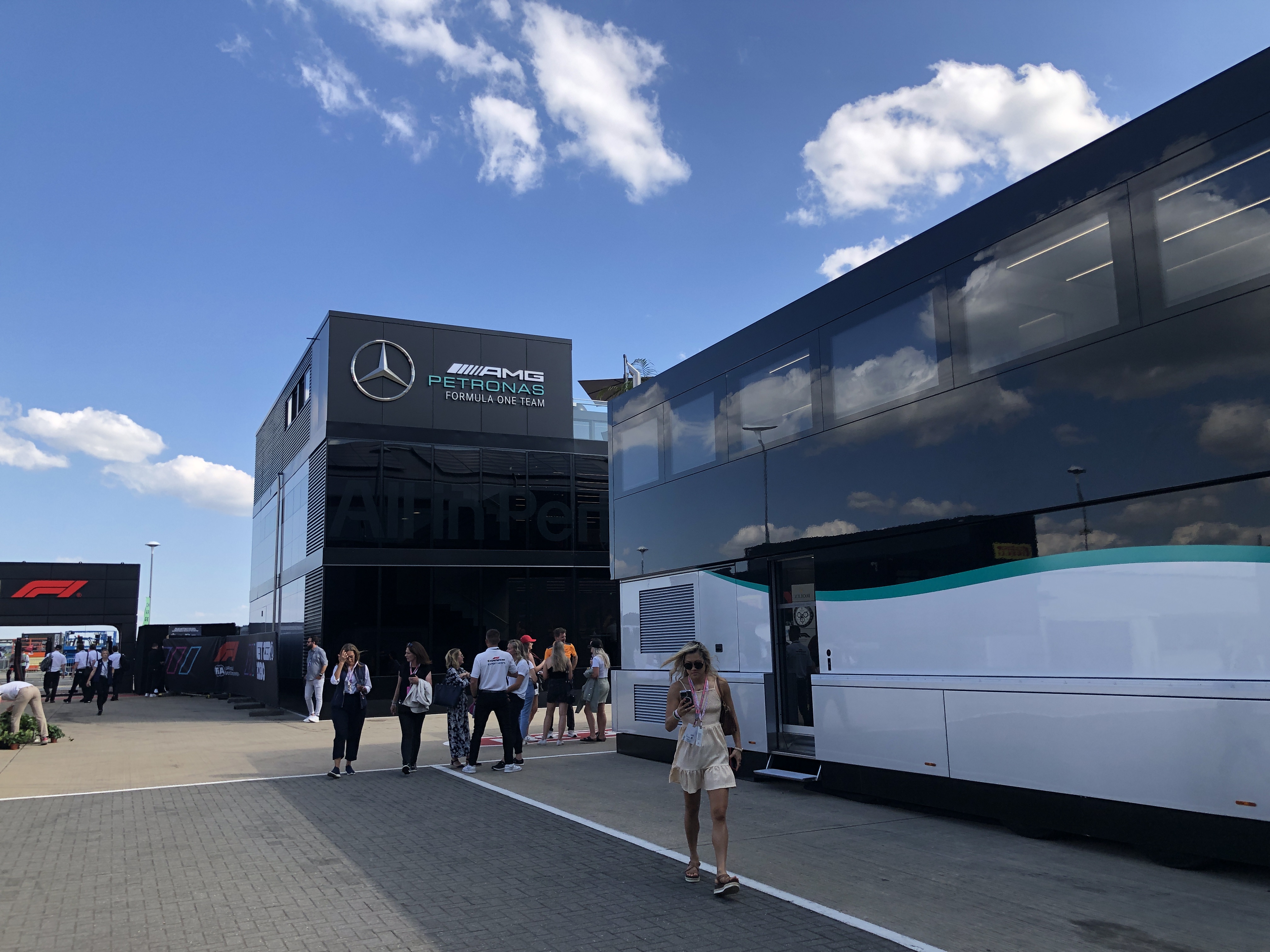 駅のホームを歩く人々
