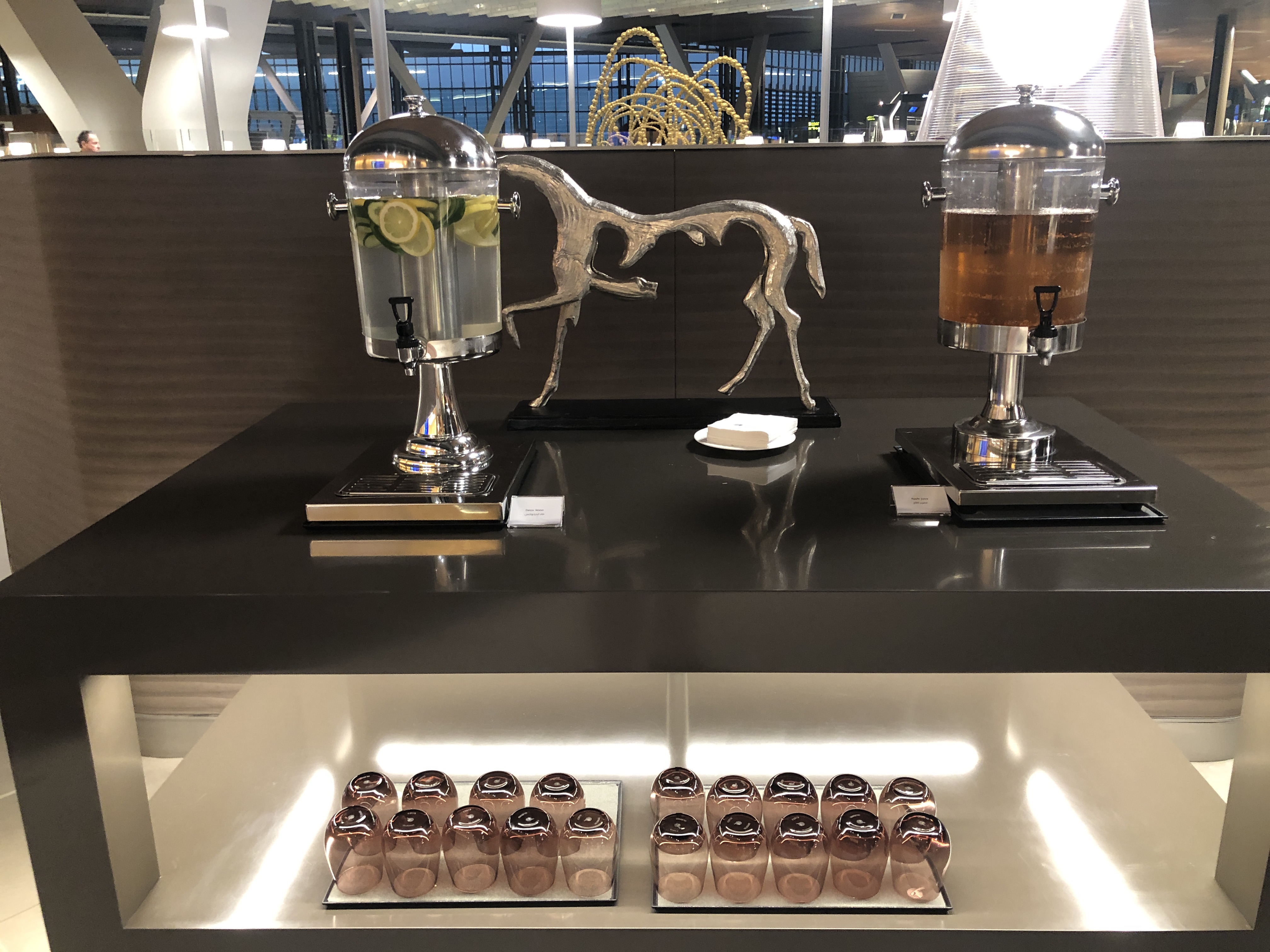 カウンターの上にあるワイングラス