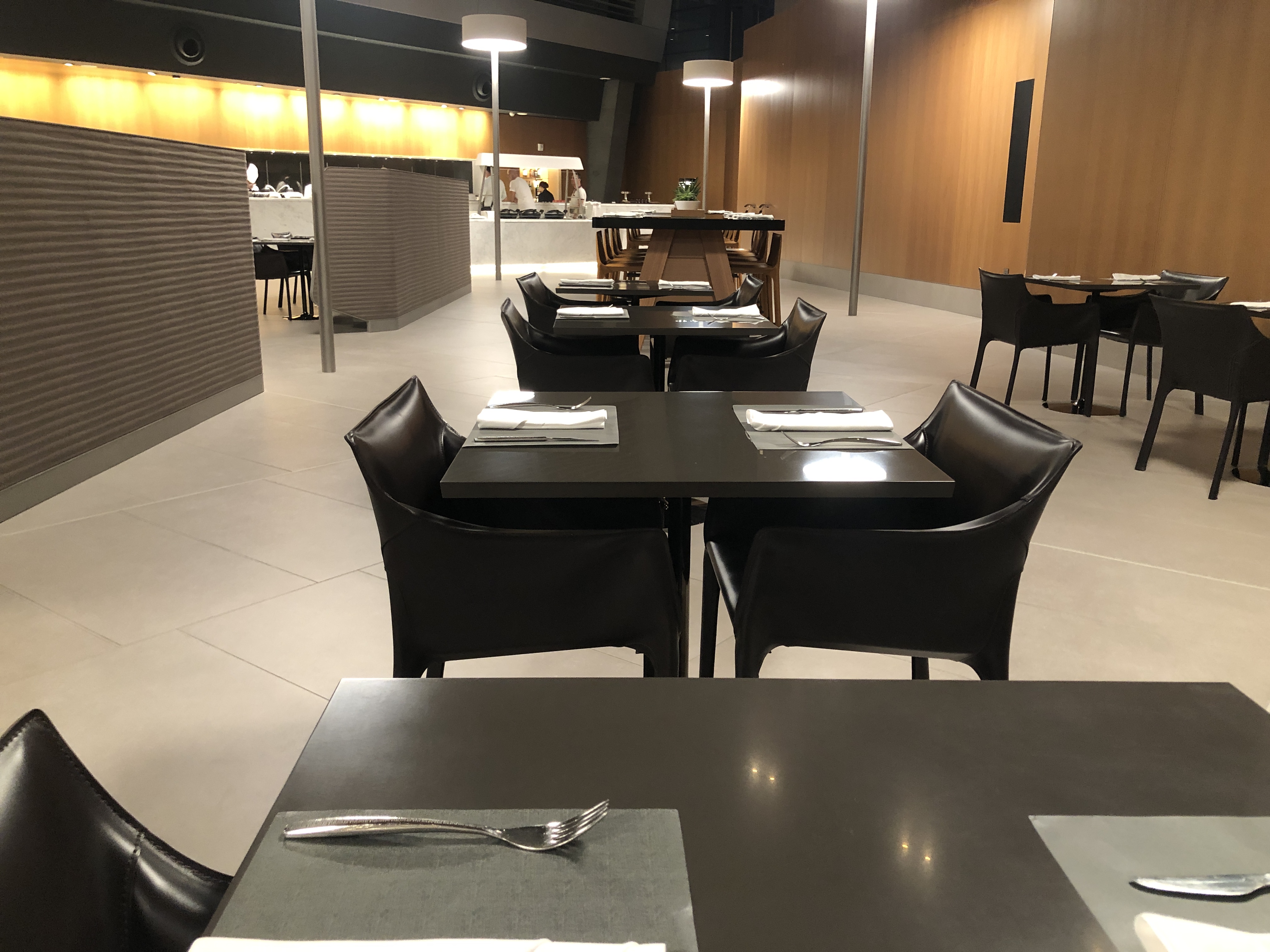 机の上に置かれている椅子