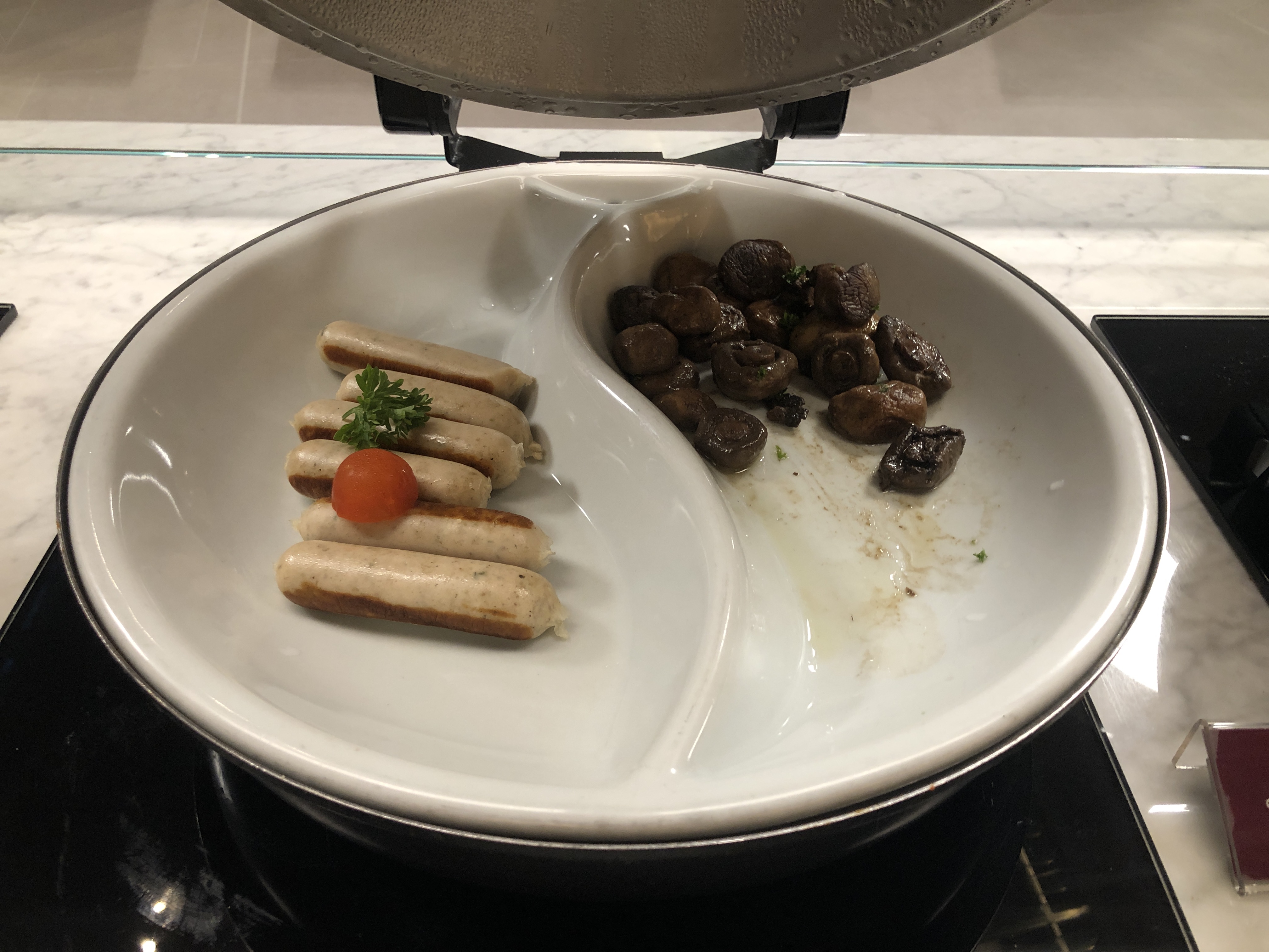 皿の上にあるいろんな食べ物