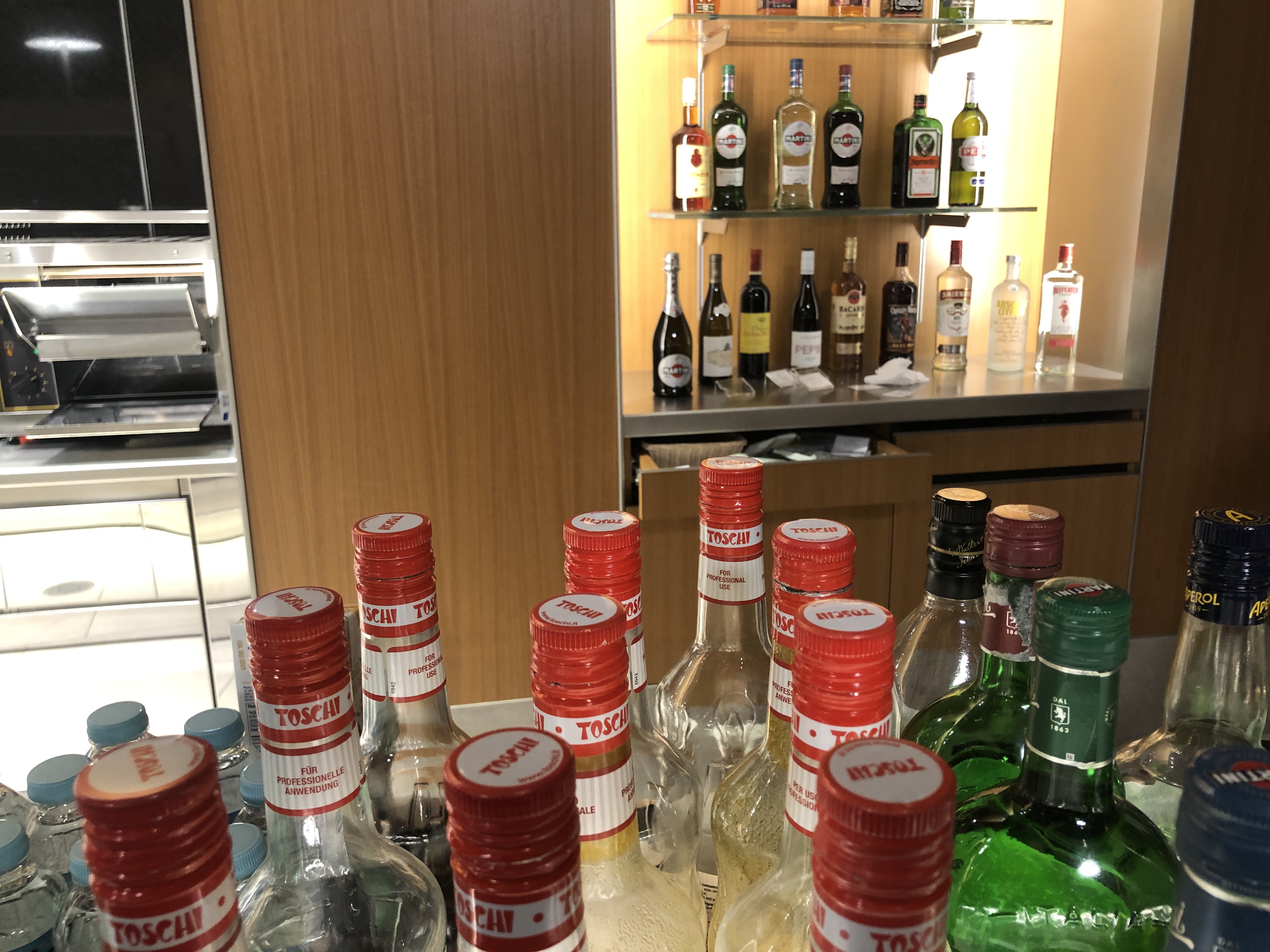 カウンターの上にあるビール瓶