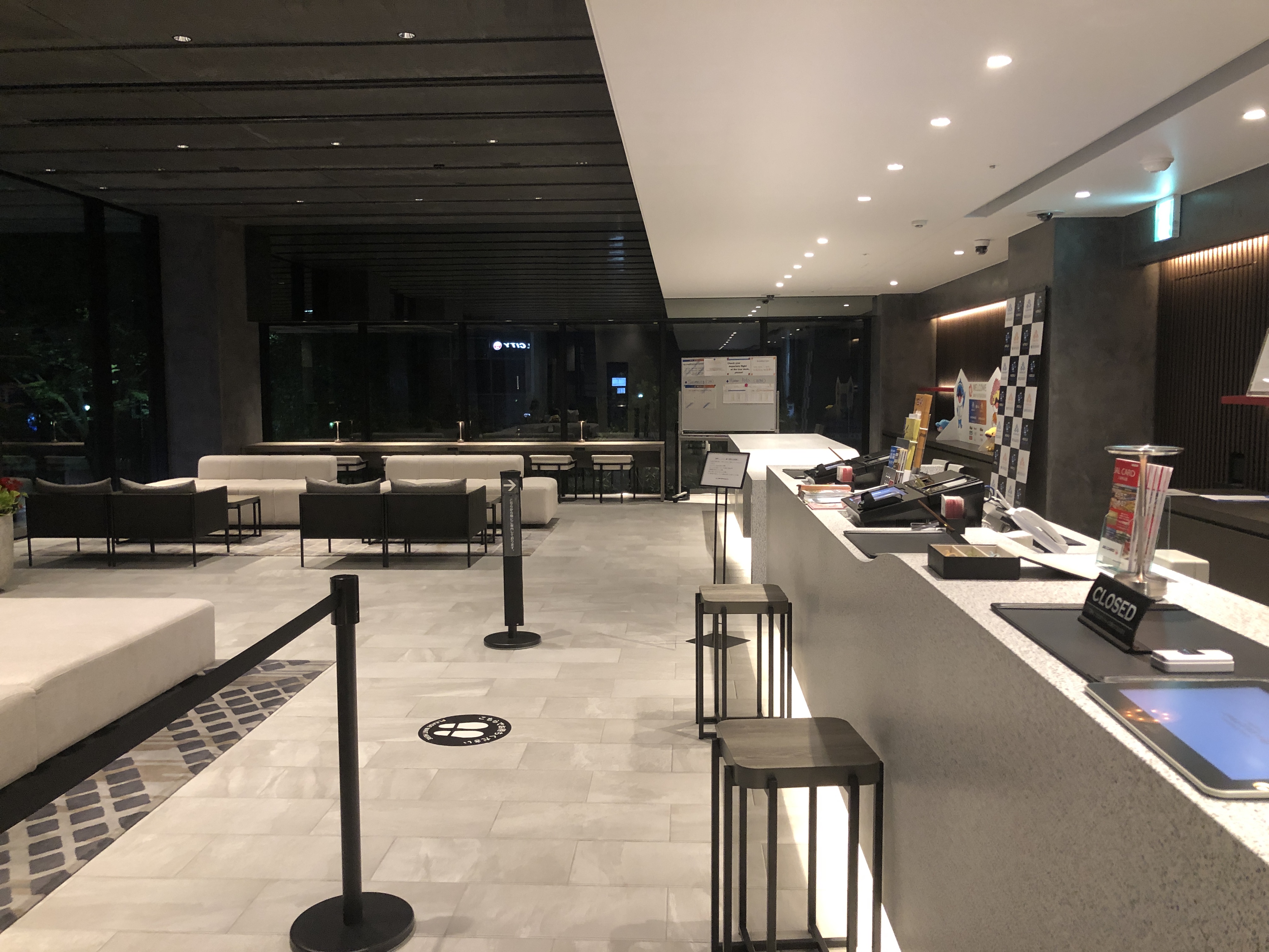 駅のホームにあるテーブルと椅子