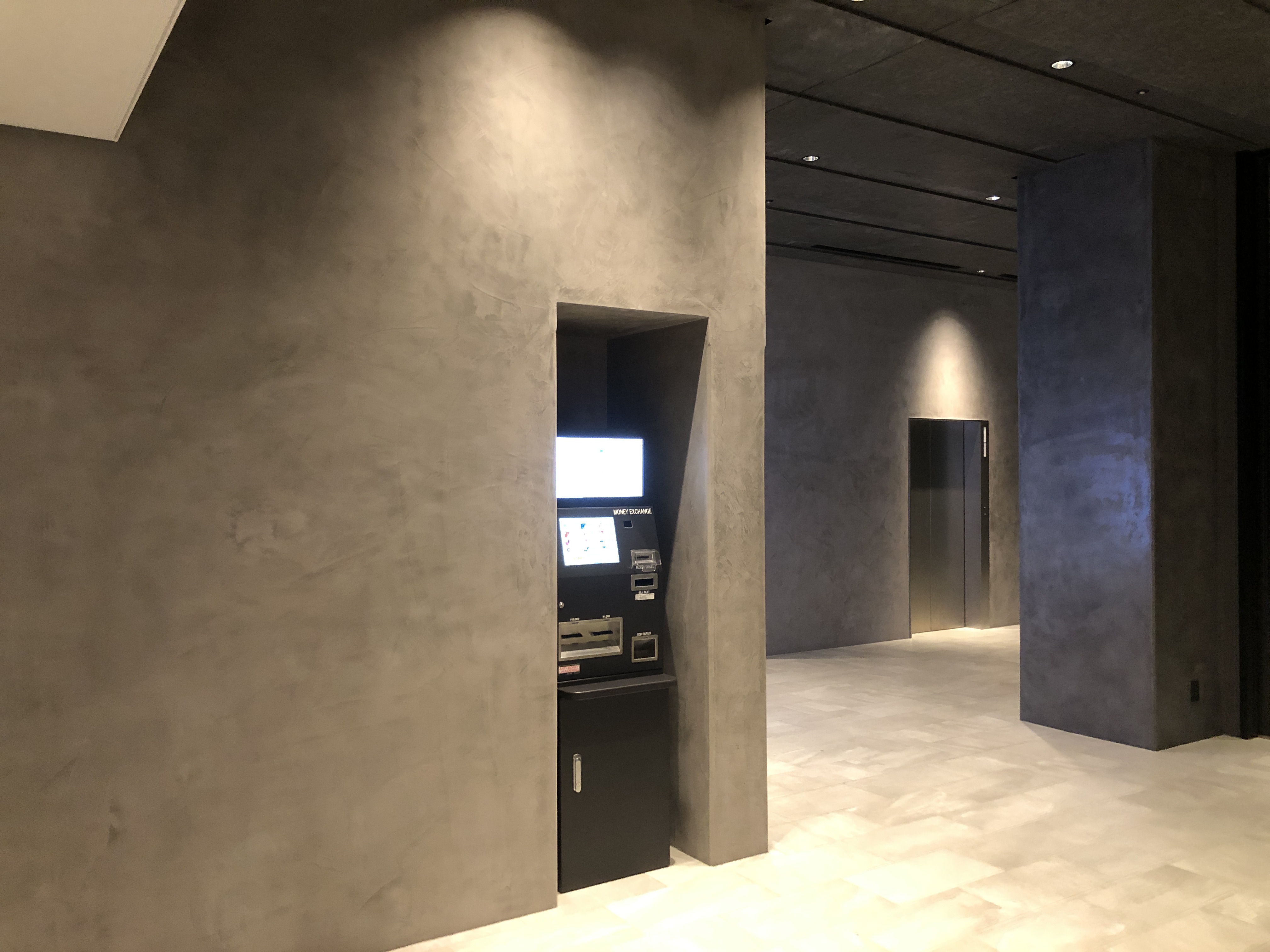 部屋の隅に置かれたテレビ
