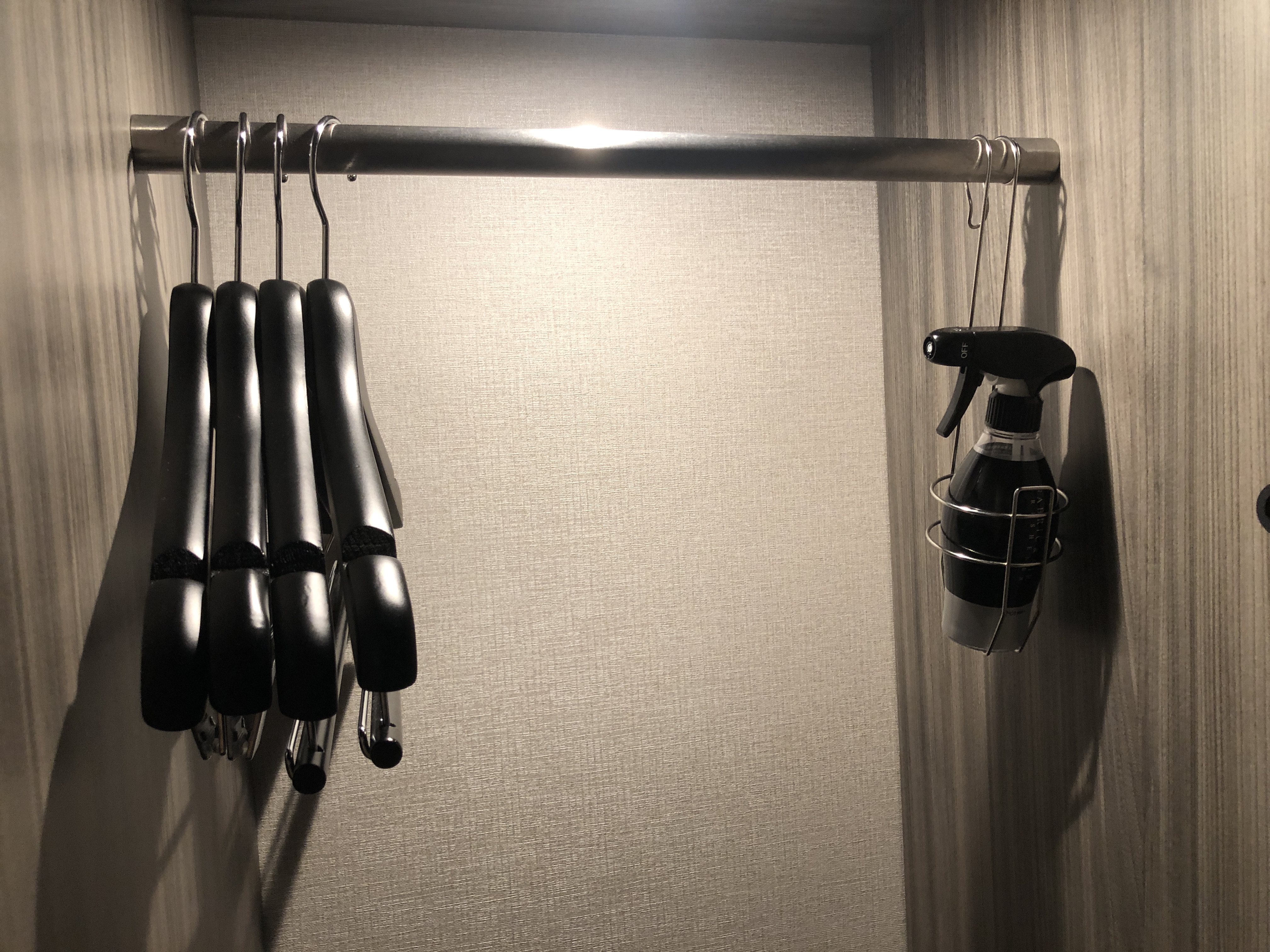 鏡に映った姿を撮影している人の白黒写真