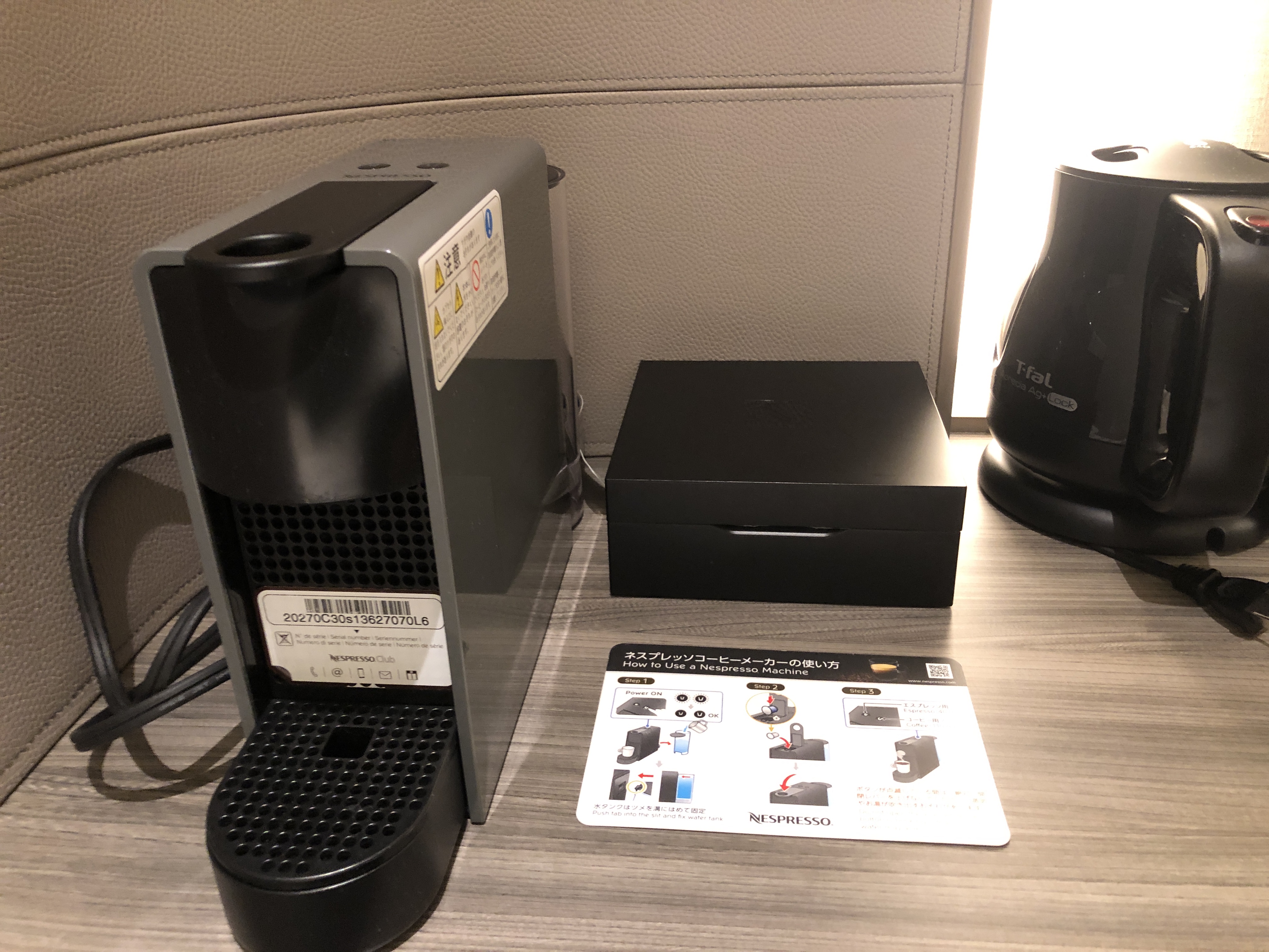 机の上のパソコン機材