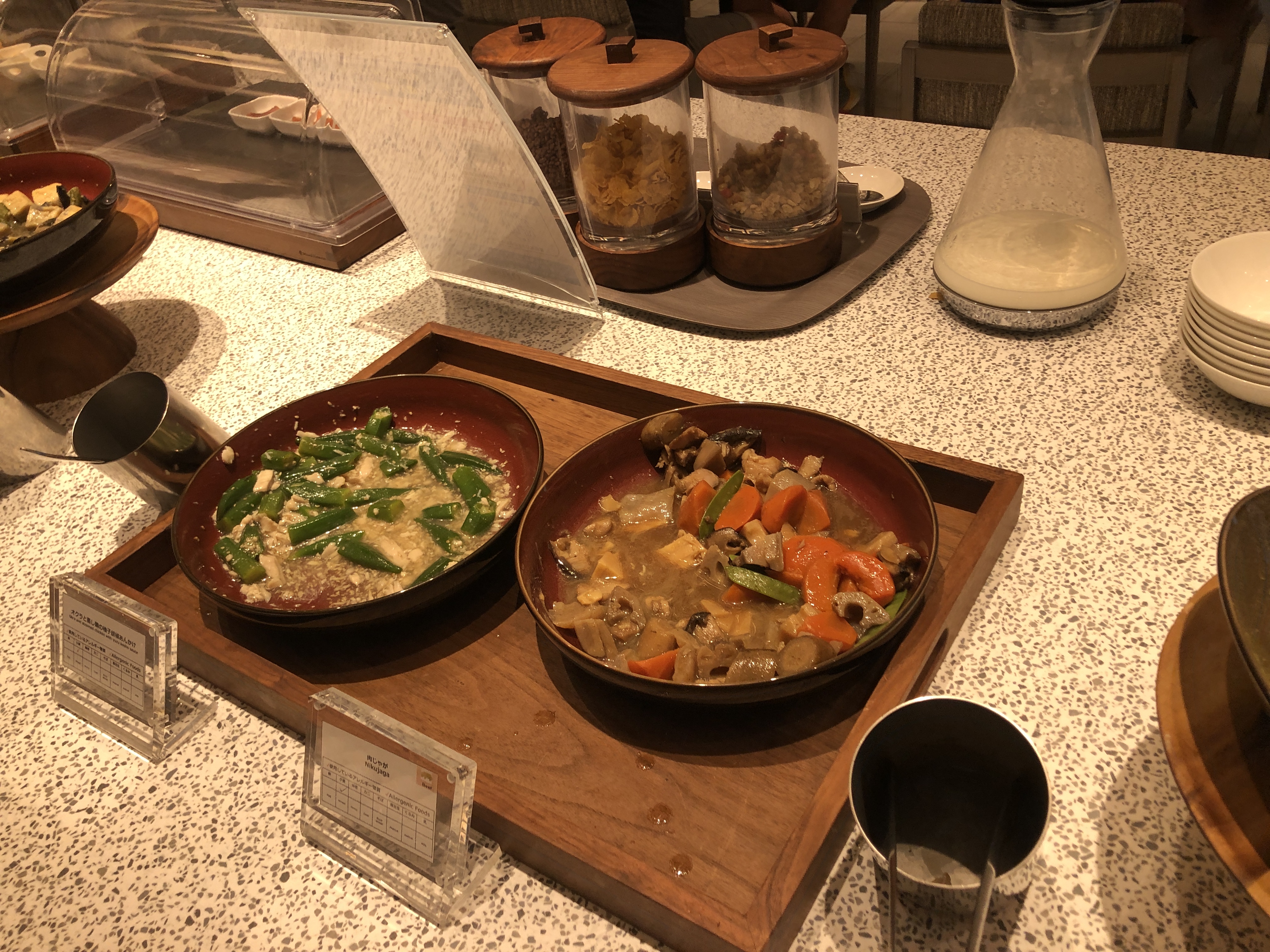 テーブルの上にあるいろんな食べ物