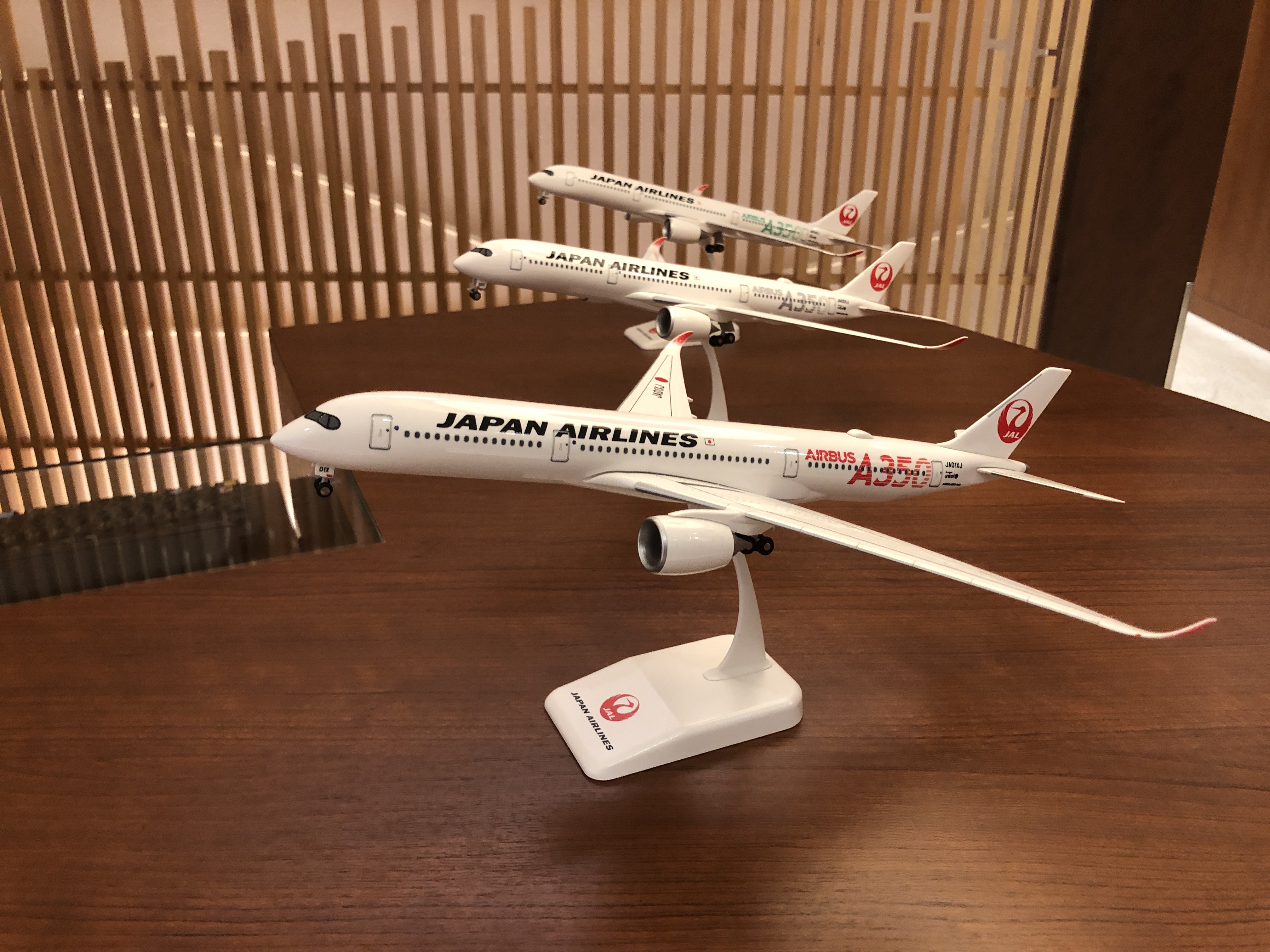 テーブルの上に置かれた飛行機の模型