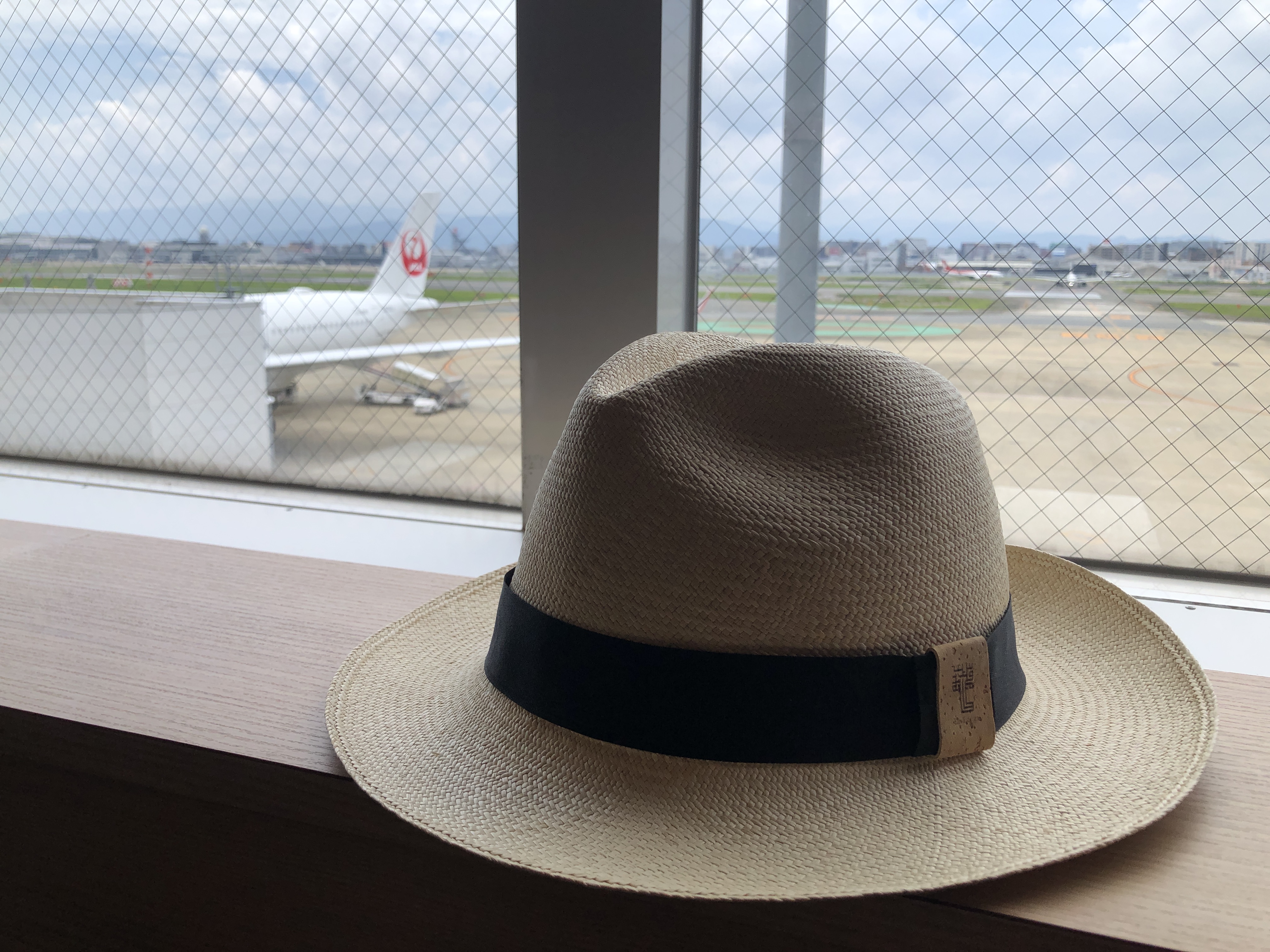 テーブルの上にある帽子