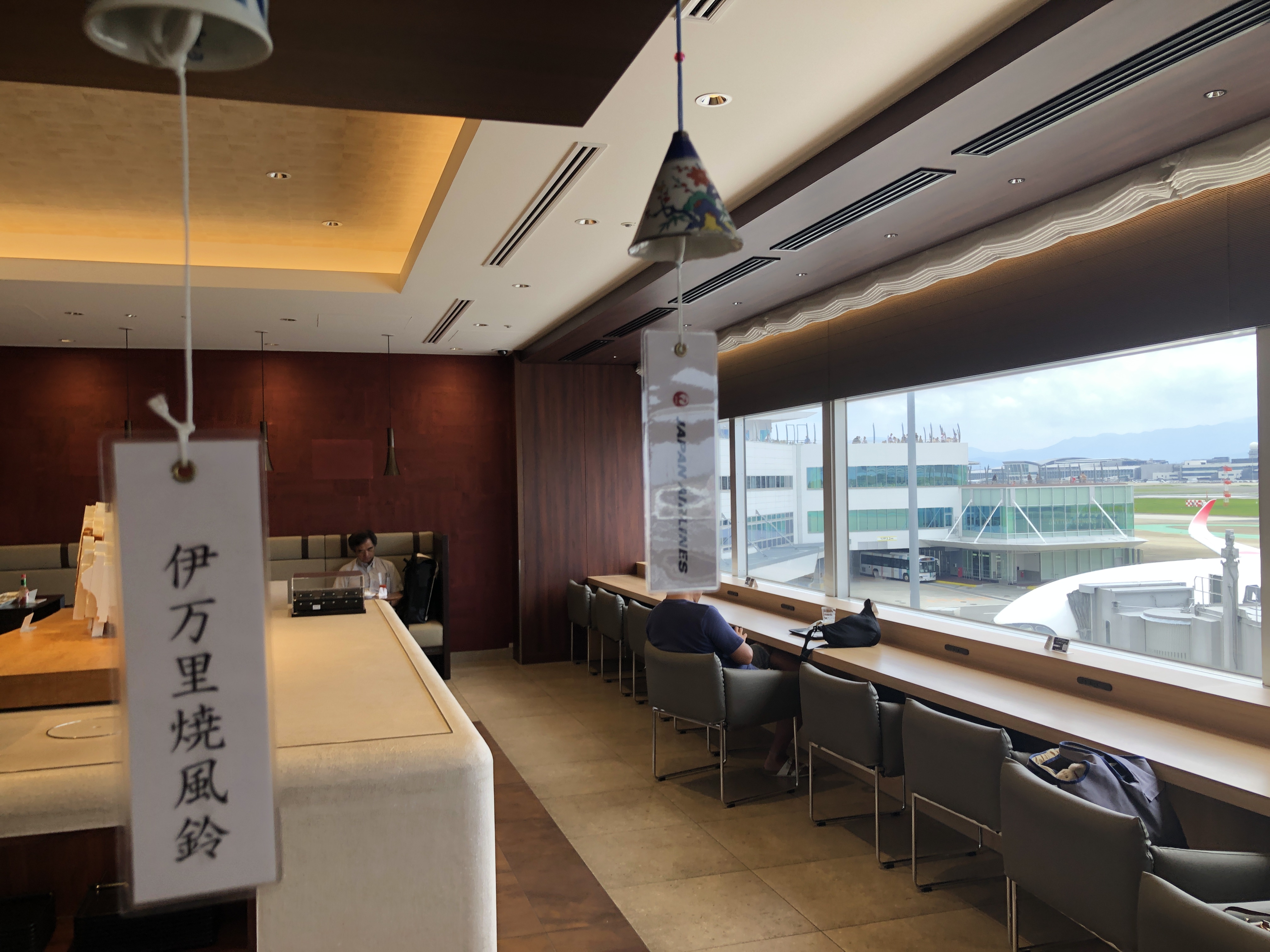 駅のホームにあるテーブルと椅子