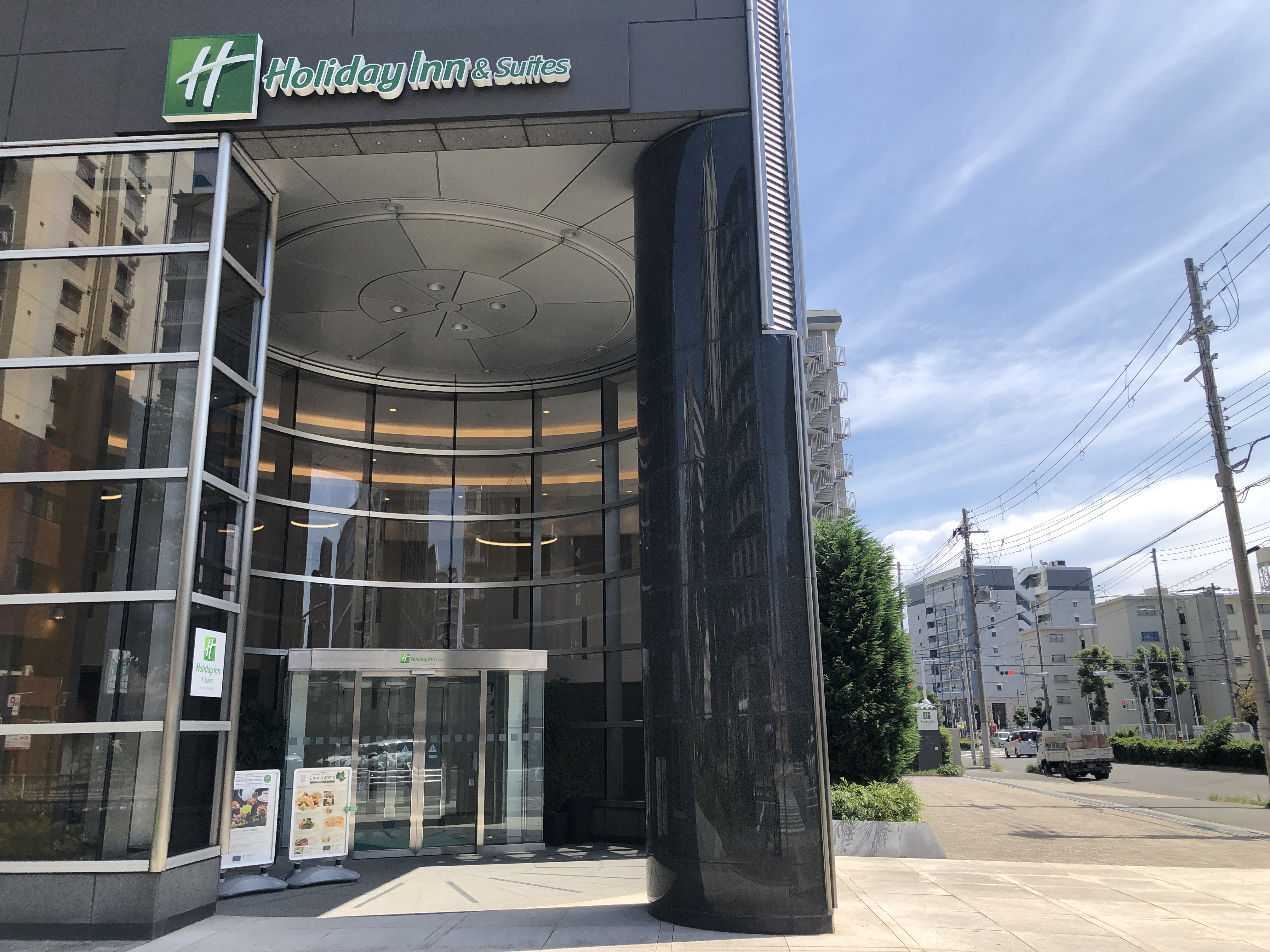 店の前に立っている建物